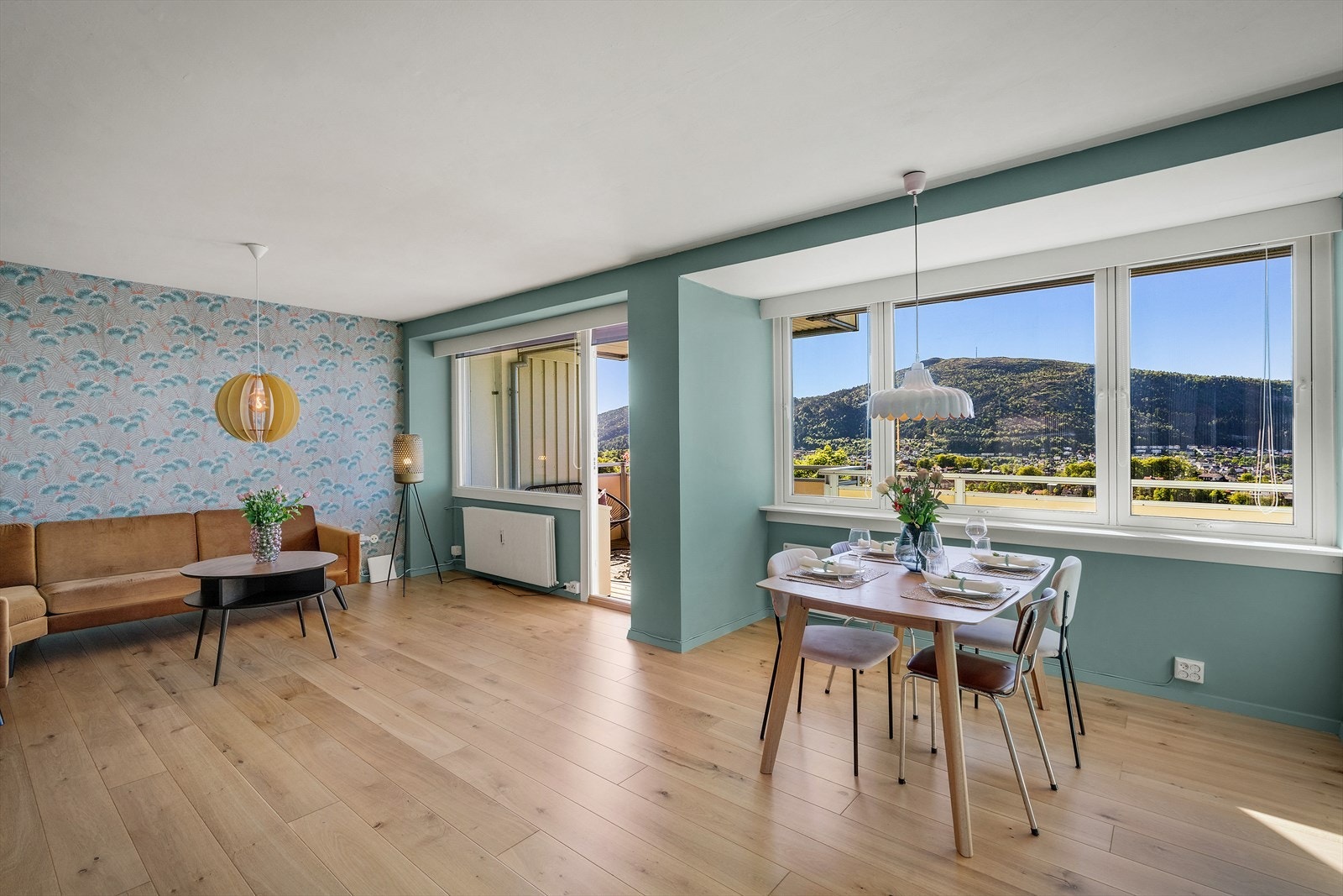 - Stuen har store vinduer som fyller rommet med naturlig lys - Galleribilde