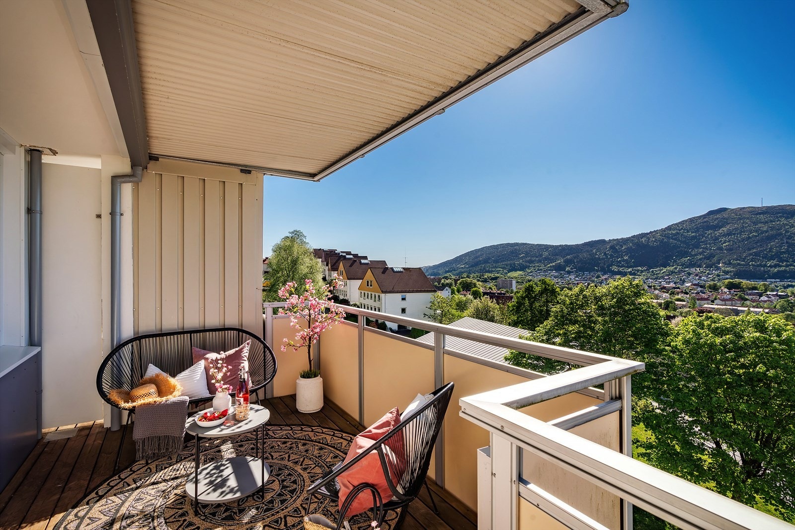 - Bruksmulighetene er enda større ettersom at altanen er overbygd - Galleribilde