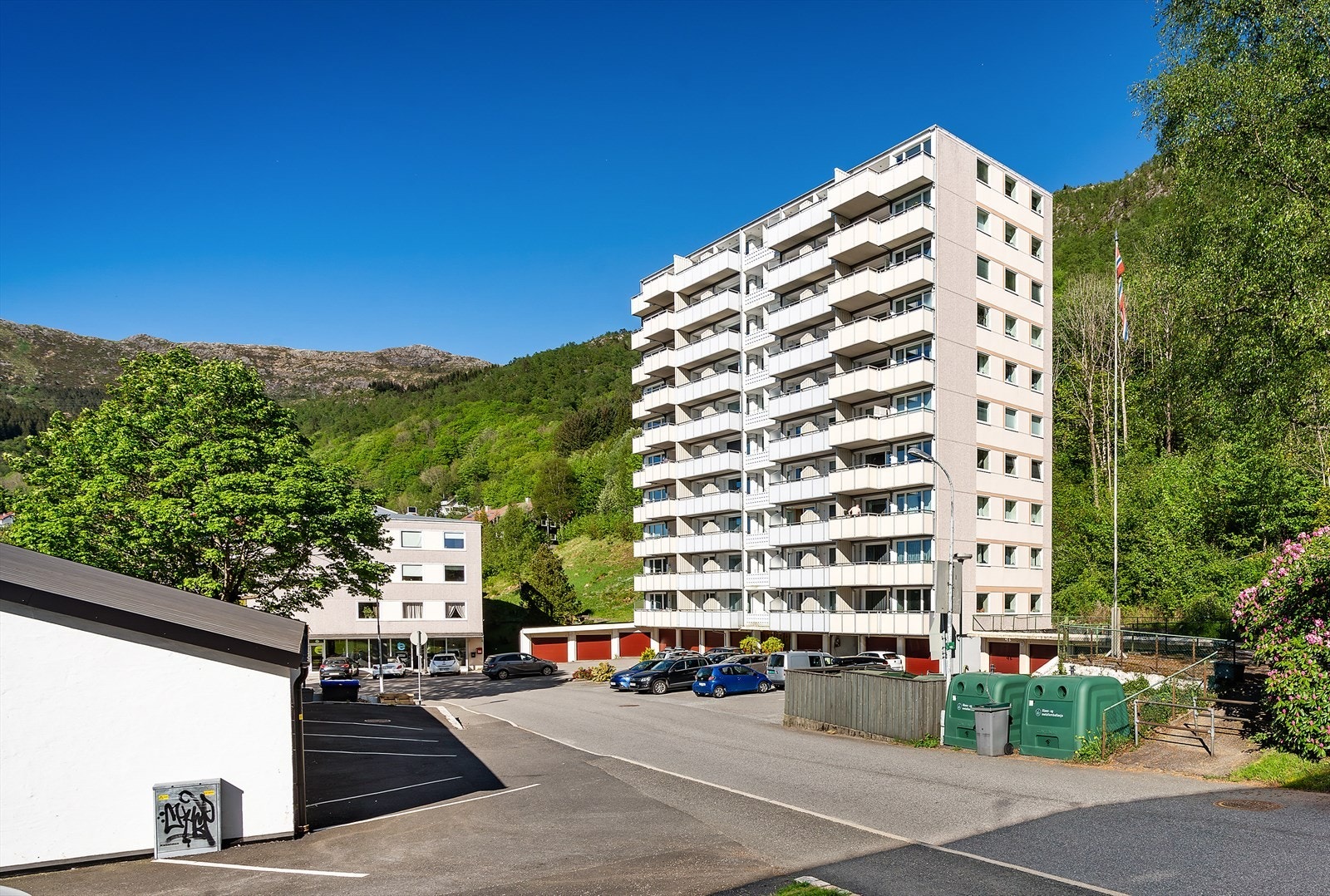 - Borettslaget har flere parkeringsplasser og garasjeplasser som tildeles etter ansiennitet - Galleribilde