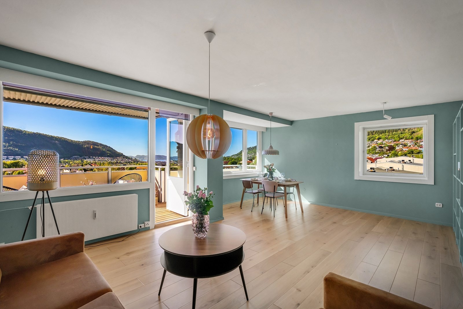 - En romslig stue på hele 28 m² med en takhøyde på 2,49m, som gir en luftig og åpen følelse - Galleribilde