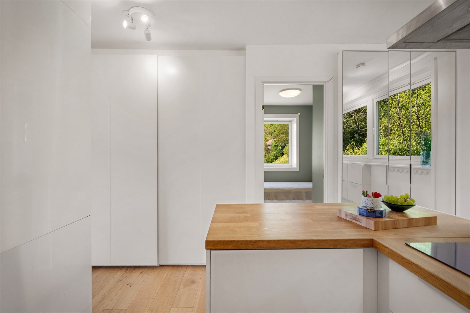 - Merk den ekstra oppbevaringsplassen med en skyvedørsgarderobe til venstre - Galleribilde