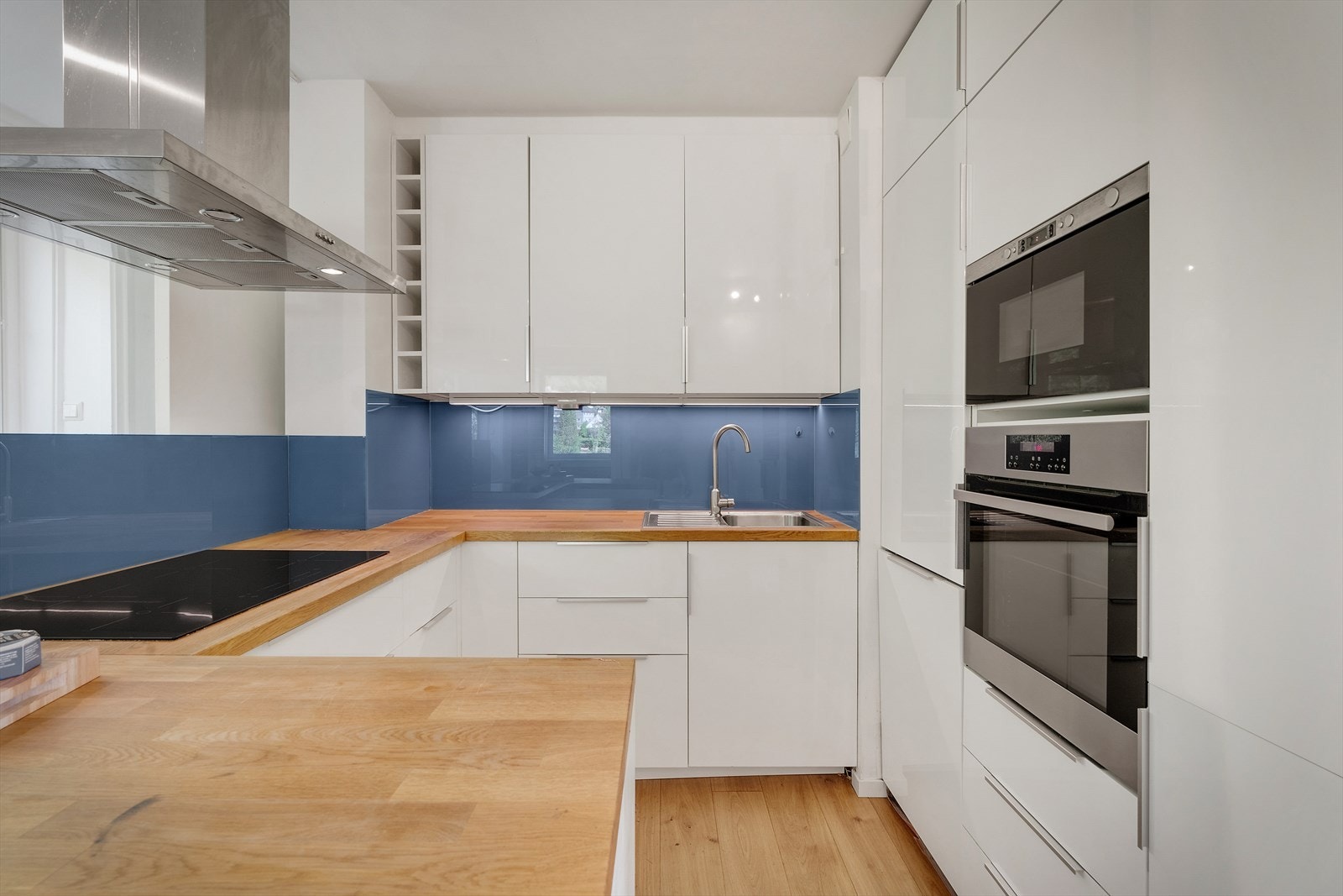 - Kjøkkenet er godt utstyrt med integrert induksjonstopp, stekeovn, mikrobølgeovn, oppvaskmaskin og kombiskap (kjøl/frys) - Galleribilde