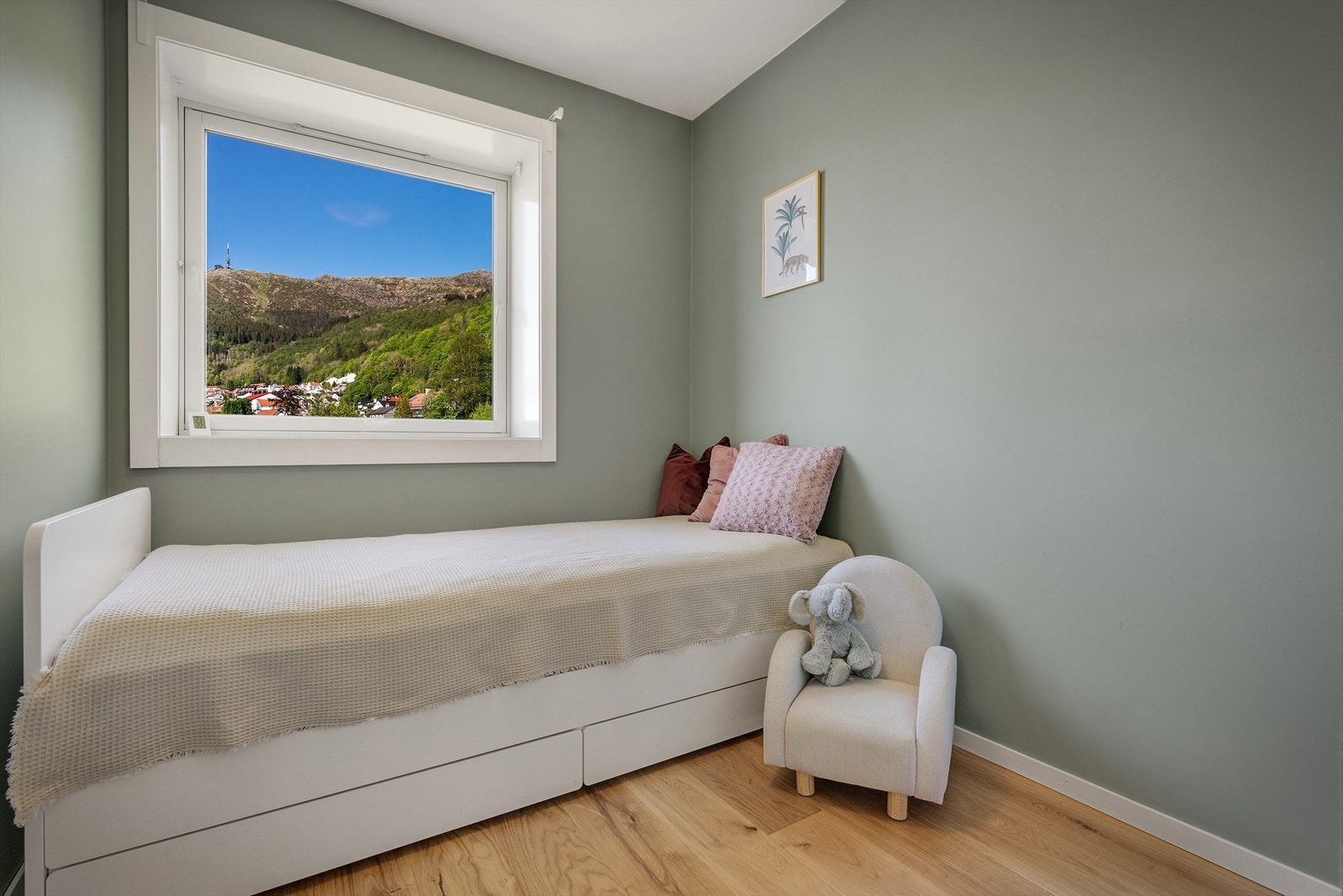 - Flott usjenert soverom, som måler 5,7 m² - Galleribilde