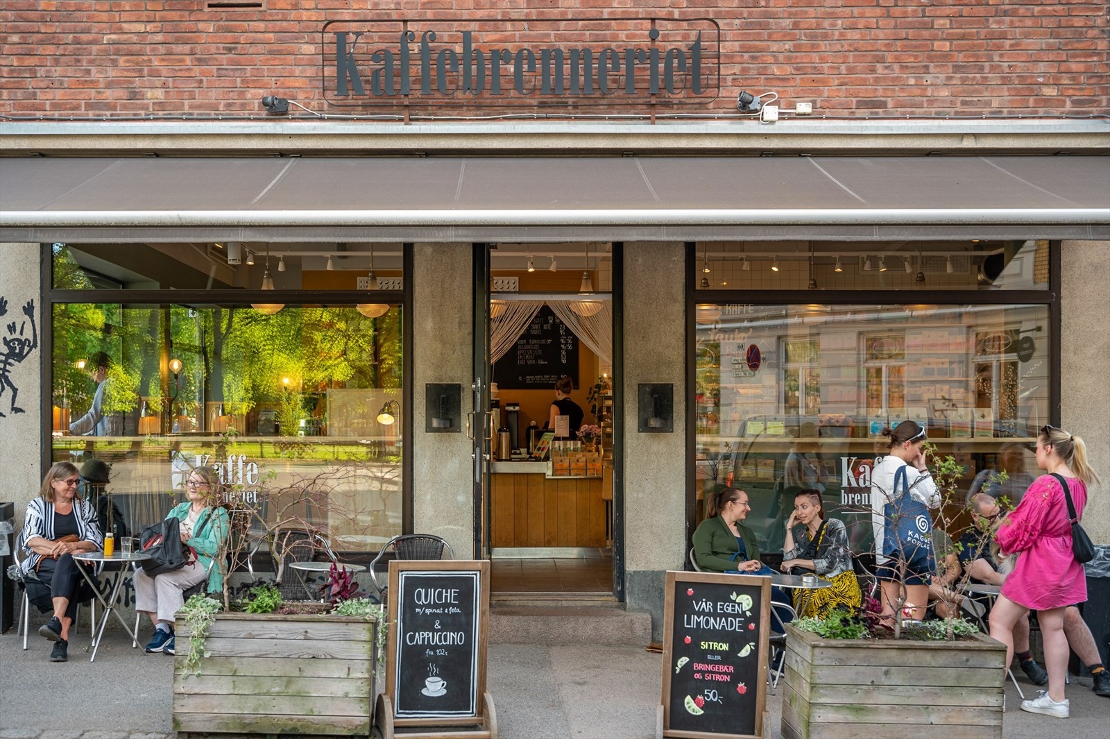 Området har et rikt utvalg av kafeer og restauranter. Galleribilde