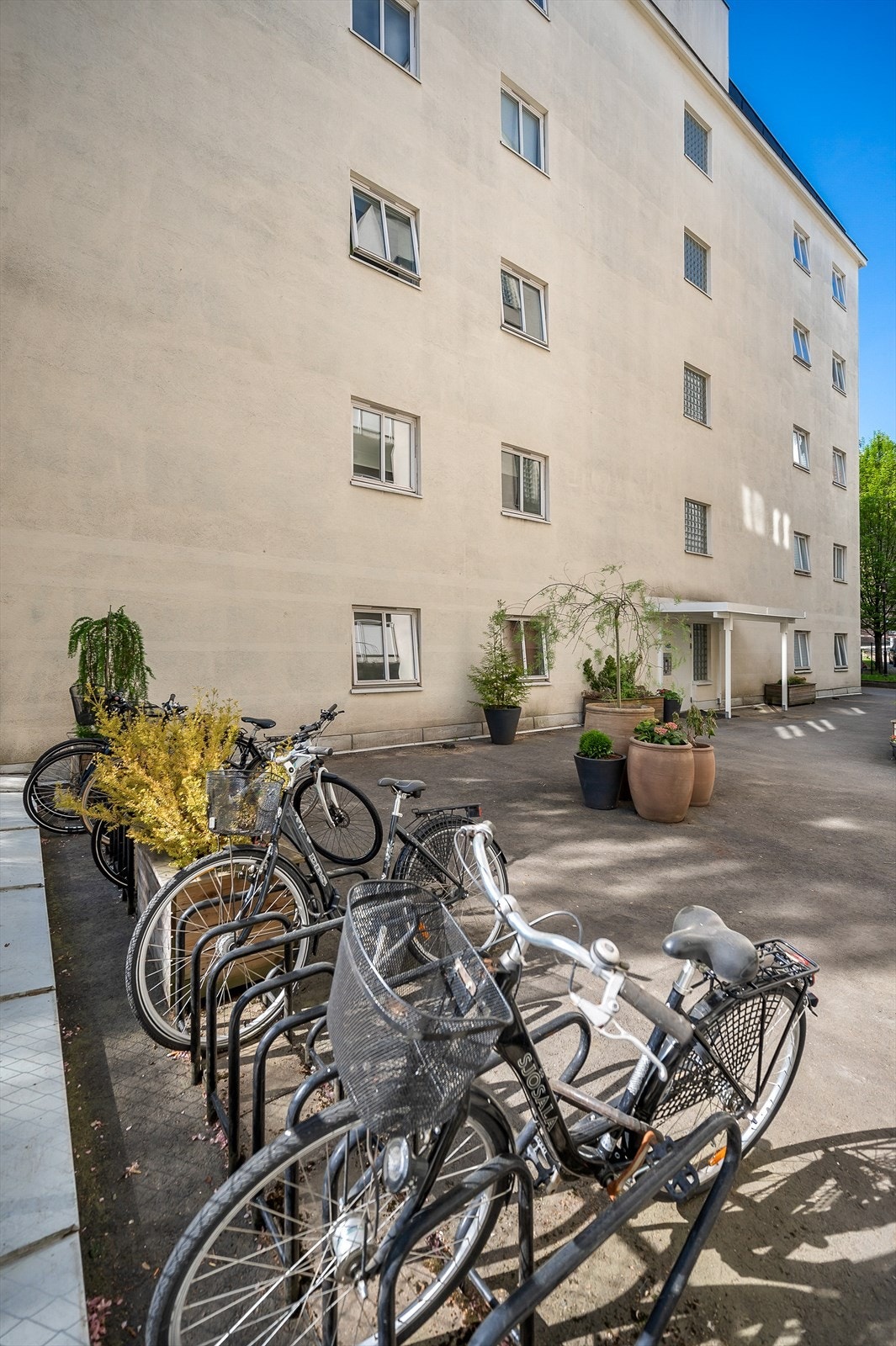 Her får du både innvending og utvendig sykkelparkering. Galleribilde