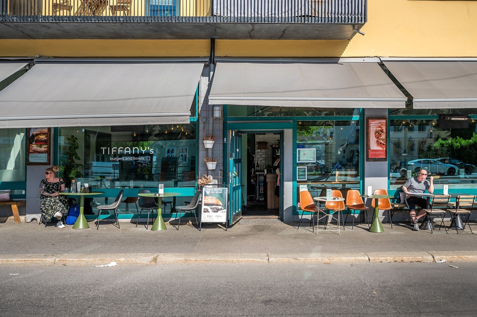 Området har et rikt utvalg av kafeer og restauranter. Blant annet Tiffany\s, Bjølsen bakeri, Sofies hage, Mat & Mer, Sagene Lunsjbar, Kaffebrenneriet og Mysterud Bar. Galleribilde