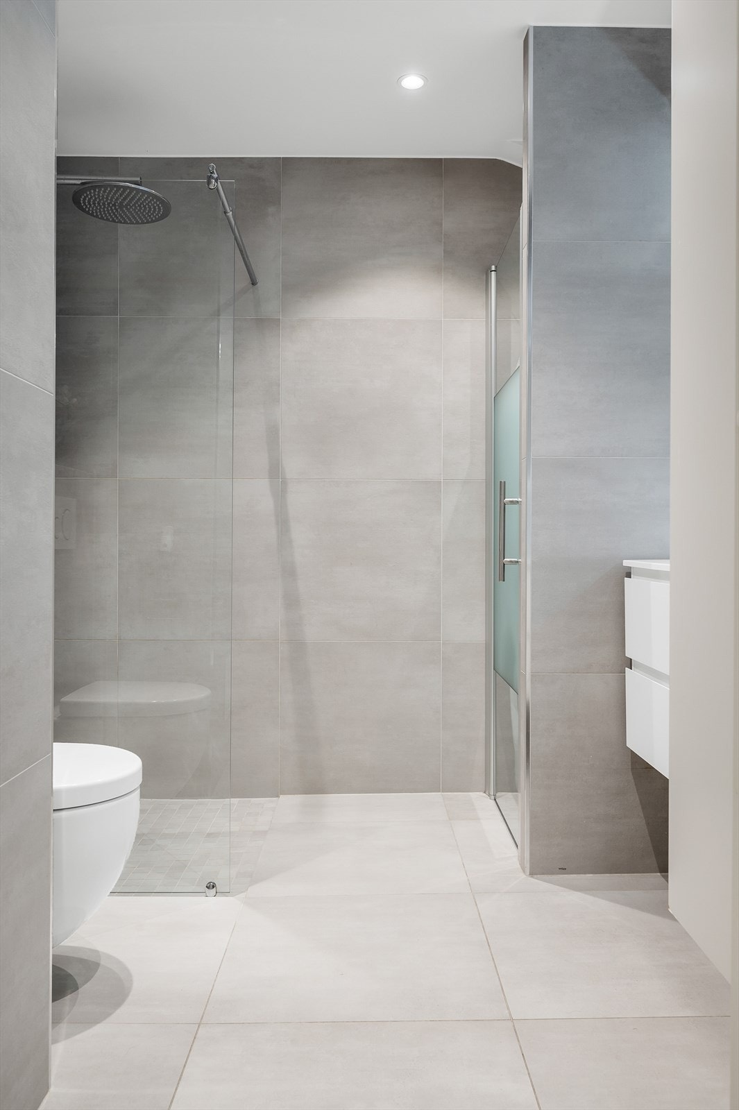Badet er innredet med innebygget sisterne med vegghengt wc, servant innredning med integrert servant og speil. Galleribilde