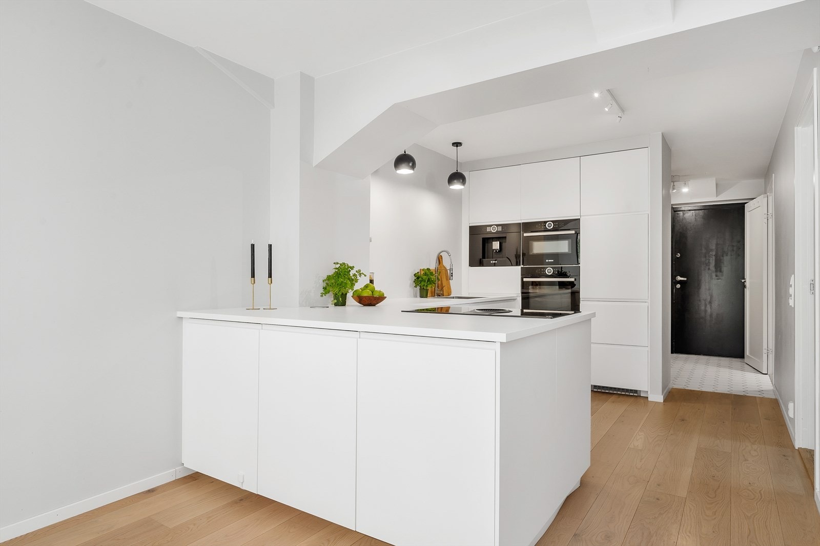Kjøkkenet er fra 2018, og har et stilrent og moderne utseende med slette skapfronter som gir et minimalistisk preg. Galleribilde