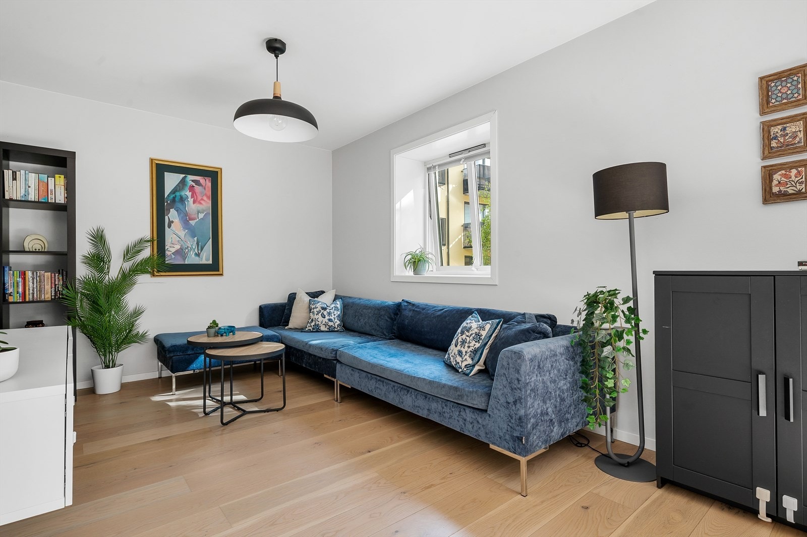 Stuen er åpen og lys, med store vindusflater. Galleribilde