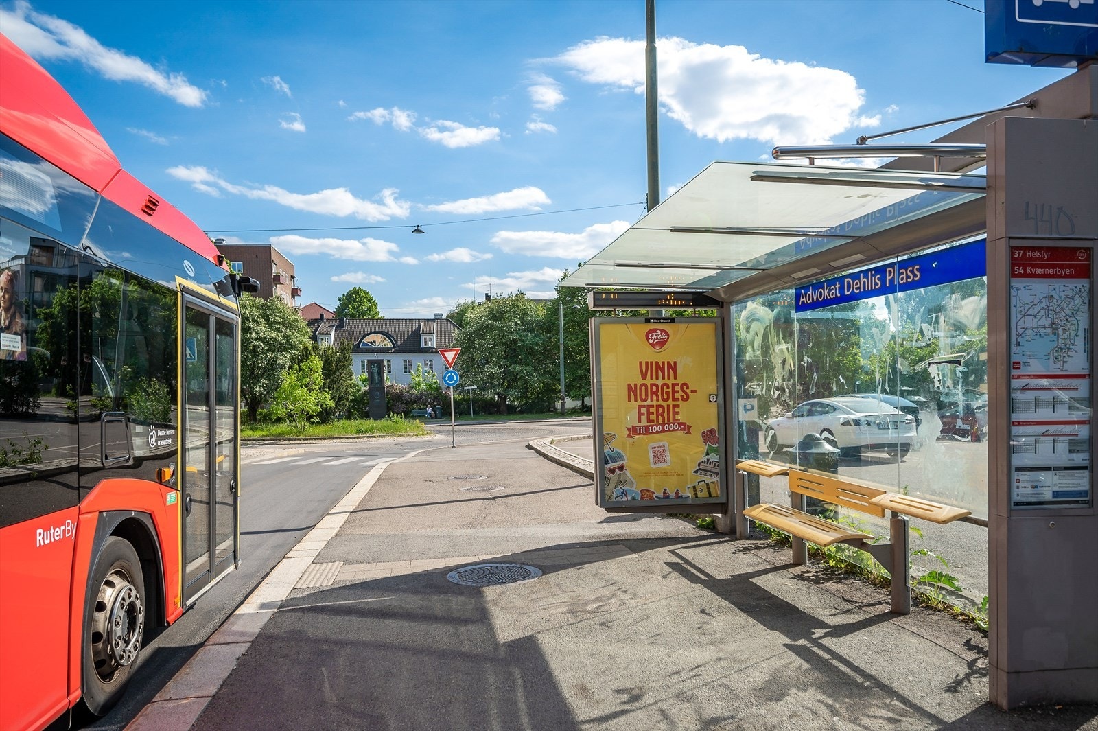 God offentlig kommunikasjon i umiddelbar nærhet fra Advokat Dehlies plass. Buss nr. 37 tar deg til Nydalen og Helsfyr, mens buss nr. 54 tar deg til Brekkeskogen og lysløypene om vinteren. Buss nr. 20 fra Arendalsgata. Galleribilde