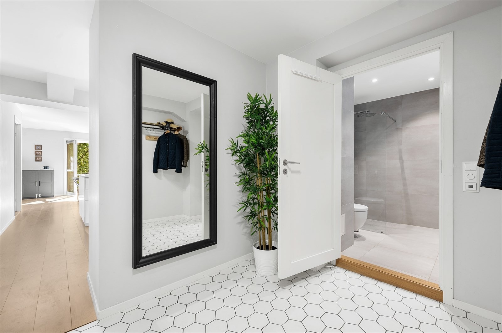Lys og romslig flislagt entré med god plass til å henge fra seg - Velkommen inn i din nye bolig! Galleribilde