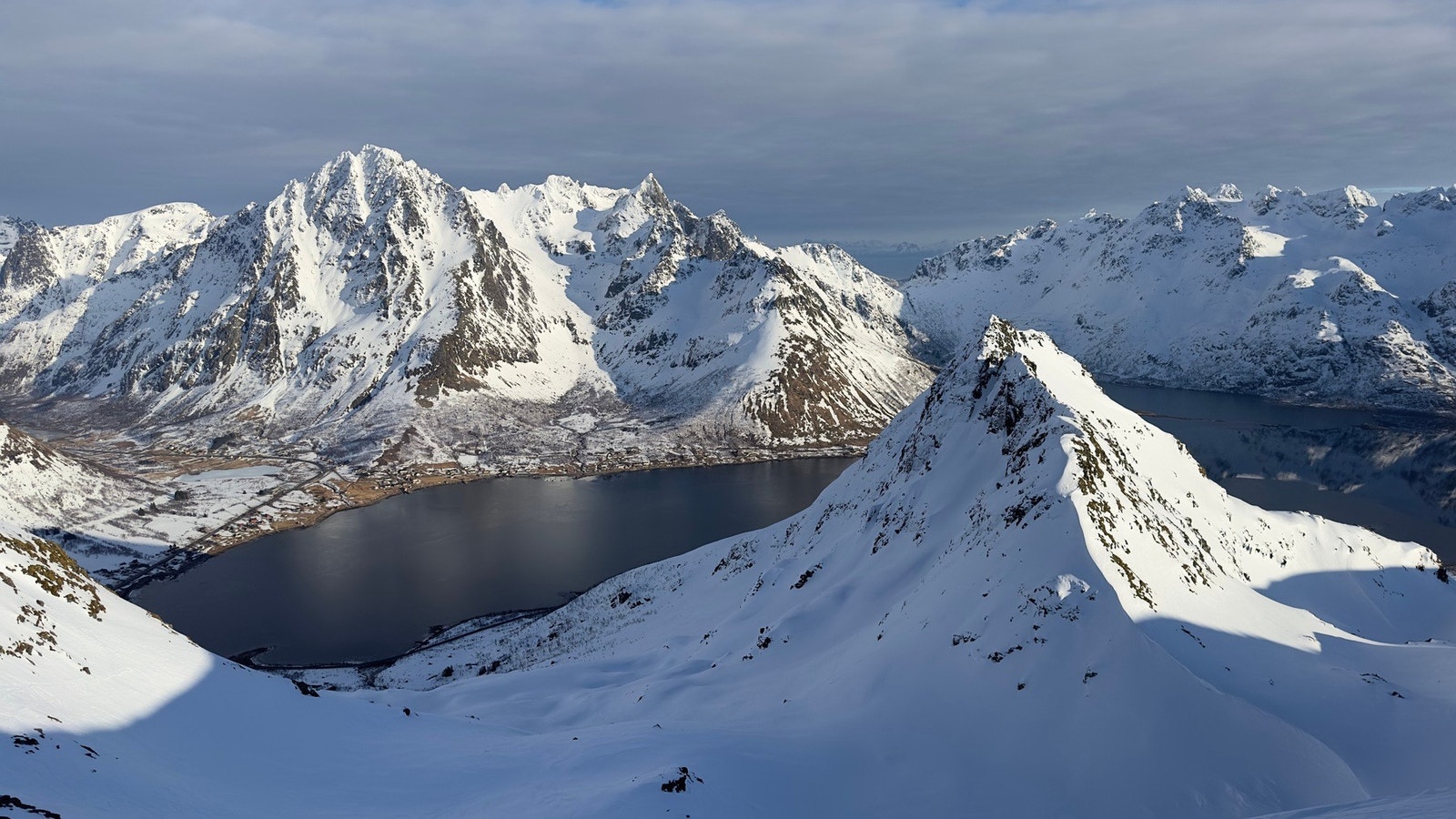 Privat bilde fra selger - fantastiske turområder like utenfor døren, her på topptur til Kvittinden Galleribilde