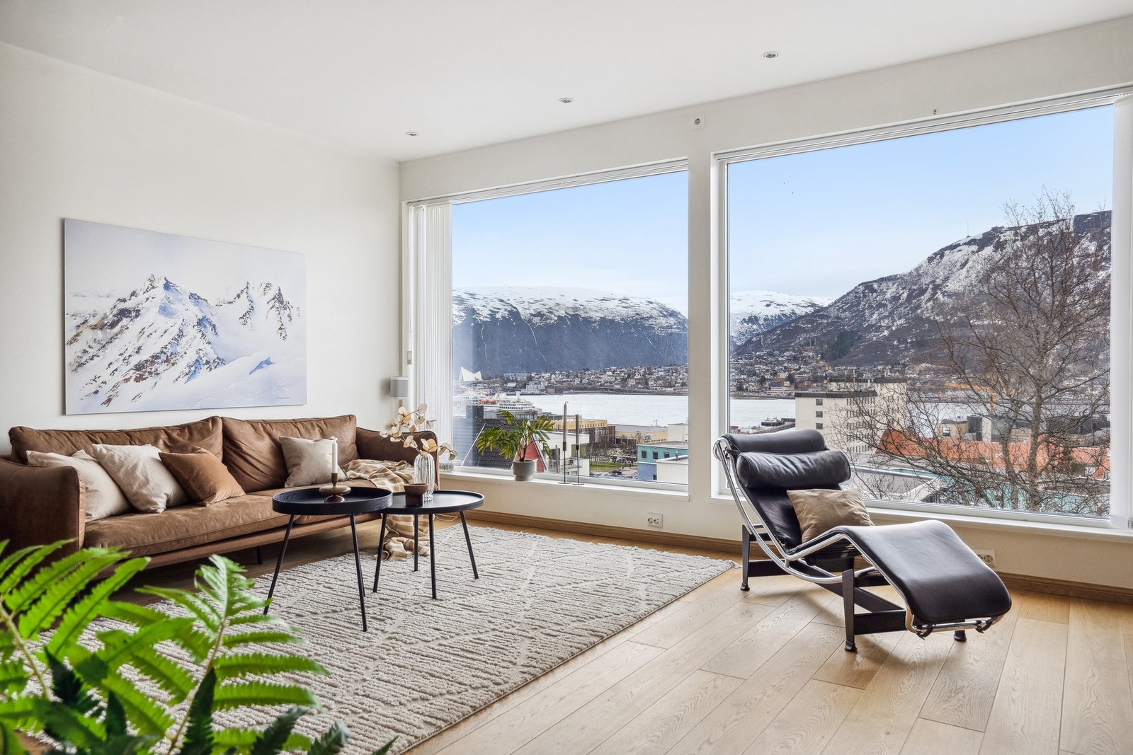 Lys stue med store vindusflater. Galleribilde