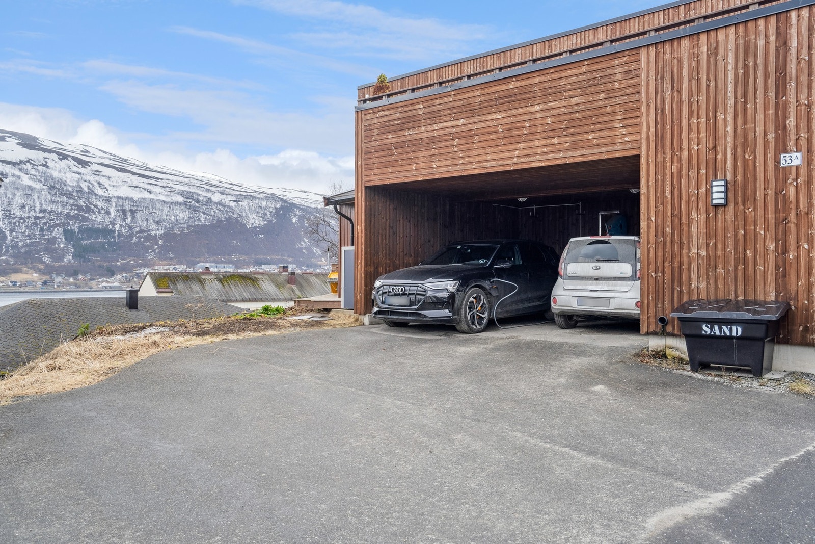 Carport med el-bil lader. Galleribilde