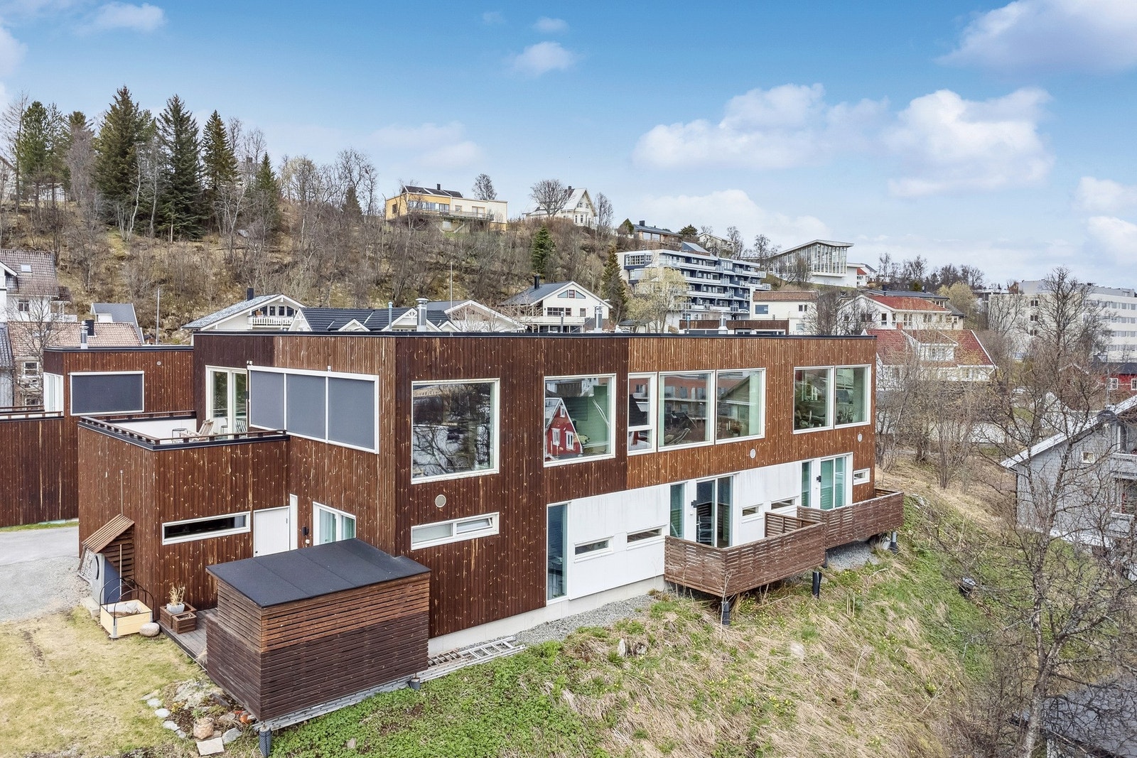 Rekkehuset ligger midt i rekken av 3 rekkehus og har balkong mot sørøst. Galleribilde