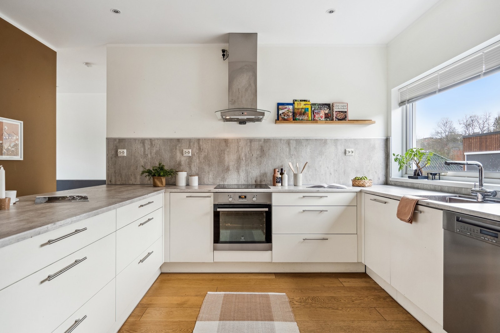 Koselig vindu over kjøkkenbenk, med utsikt mot inngangspartiet. Galleribilde