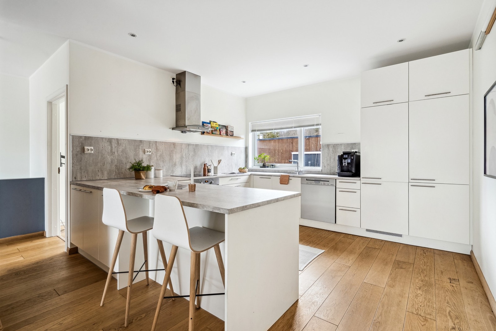 Kjøkkenet er romslig og har masse benkeplass. Galleribilde