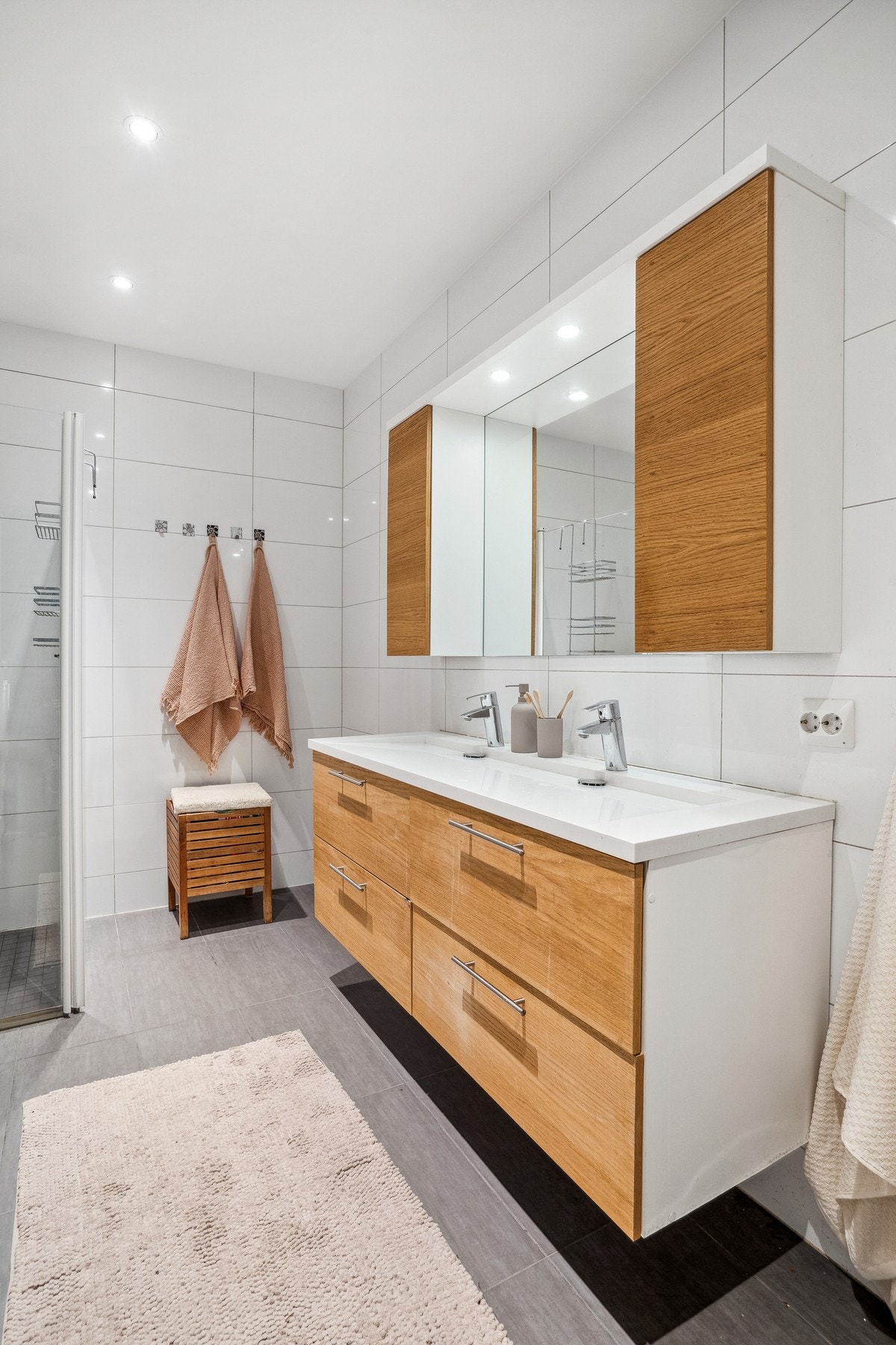 Romslig baderomsinnredning. Galleribilde