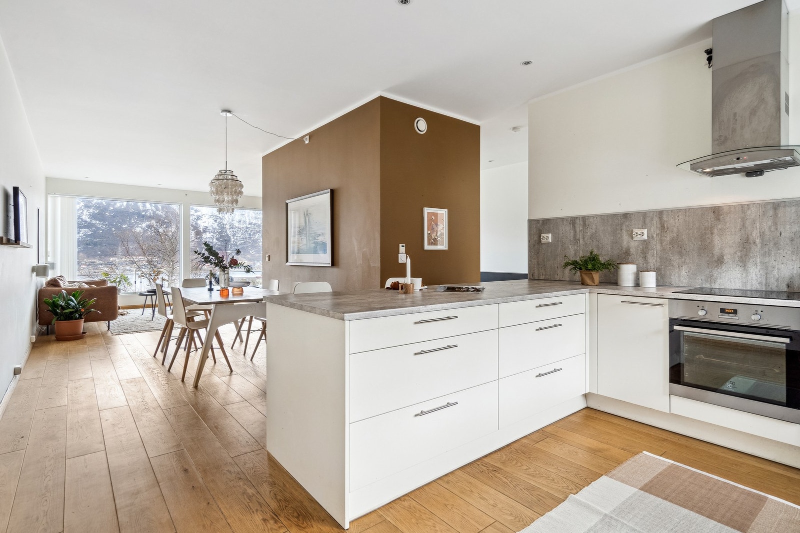 Praktisk kjøkkeninnredning med mye benkeplass. Galleribilde