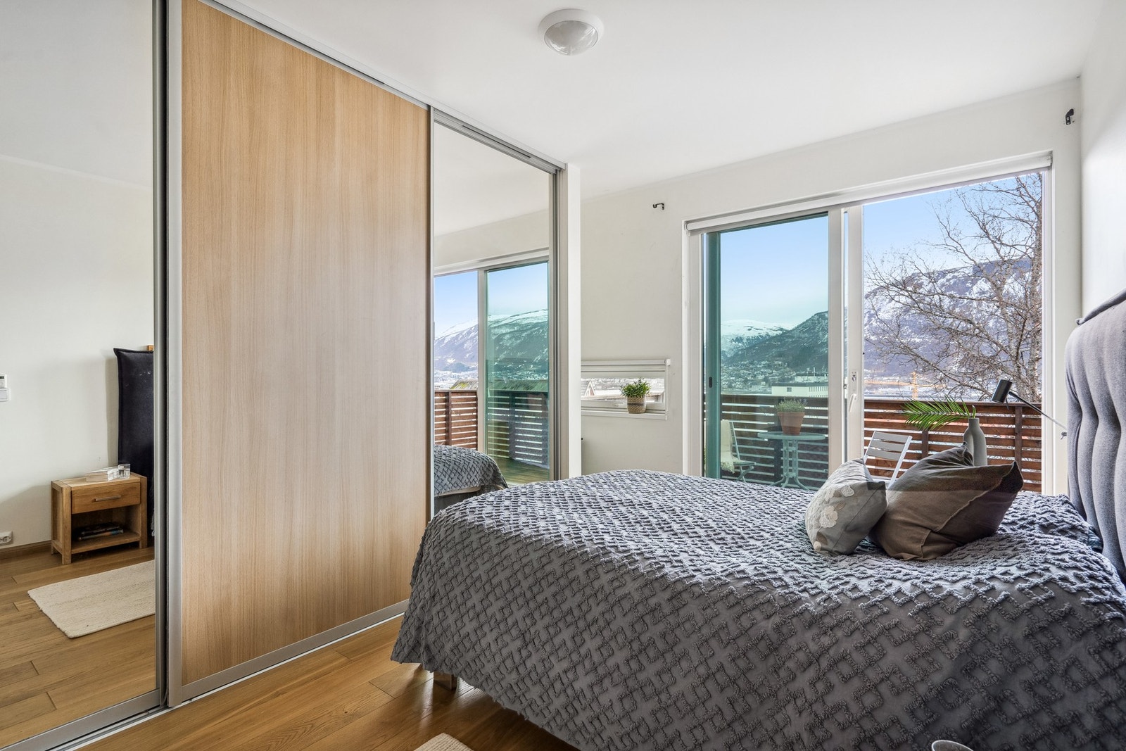 Soverom 1 innredet med skyvedørsgarderobe. Galleribilde