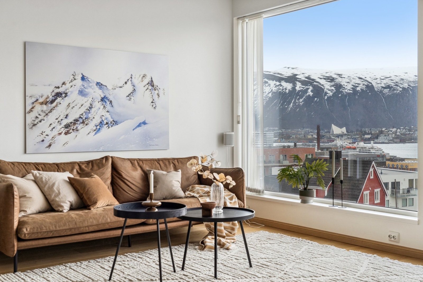 Koselig stue med mange møbleringsmuligheter, Galleribilde