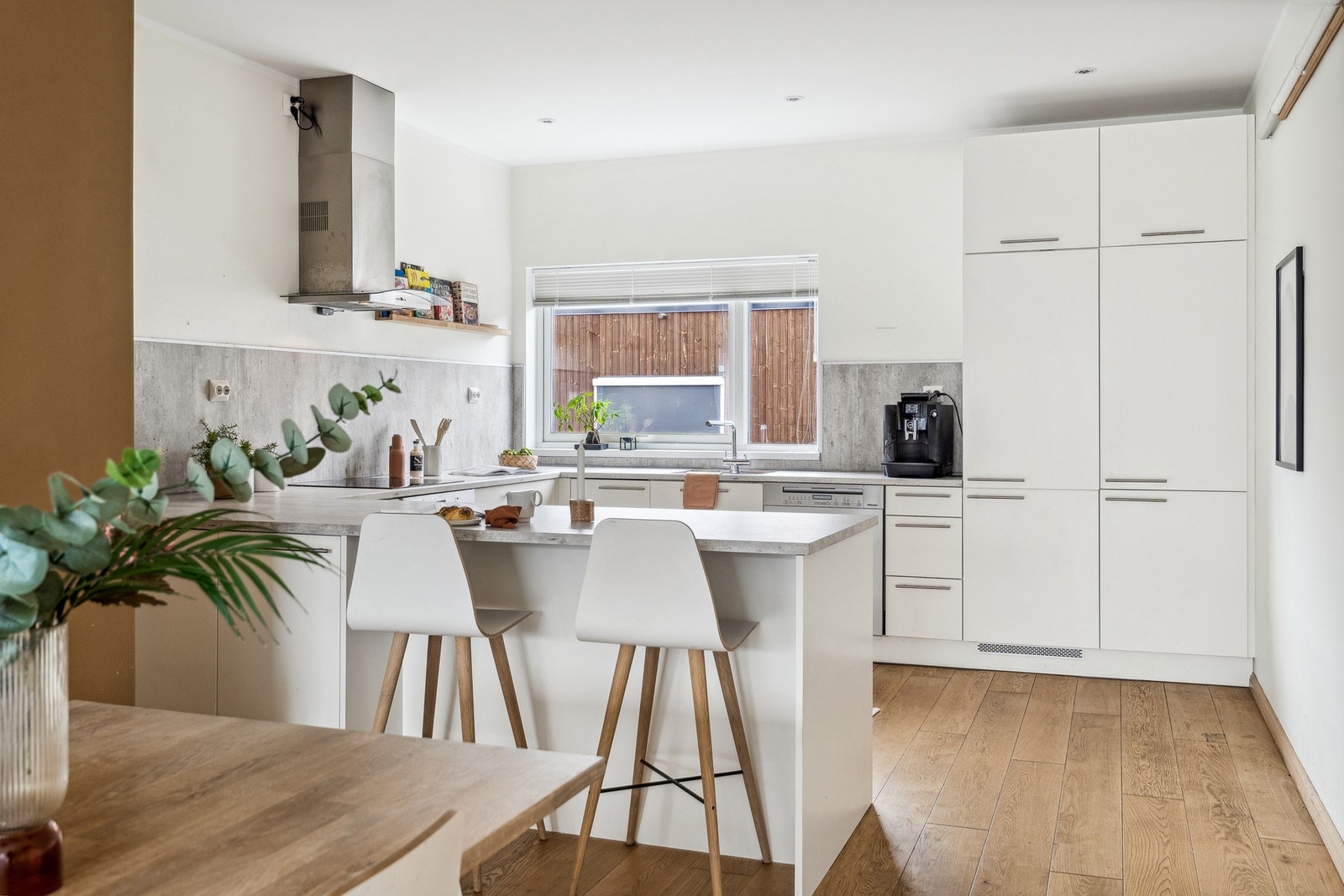 Lyst og moderne kjøkken med kjøkkenøy. Galleribilde