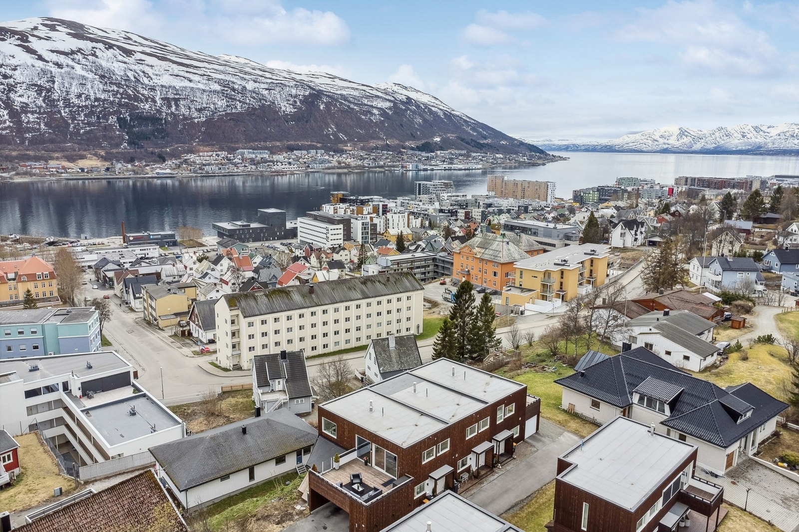 Boligen ligger i en rolig og godt skjermet gate, samtidig er det svært sentrumsnært. Galleribilde