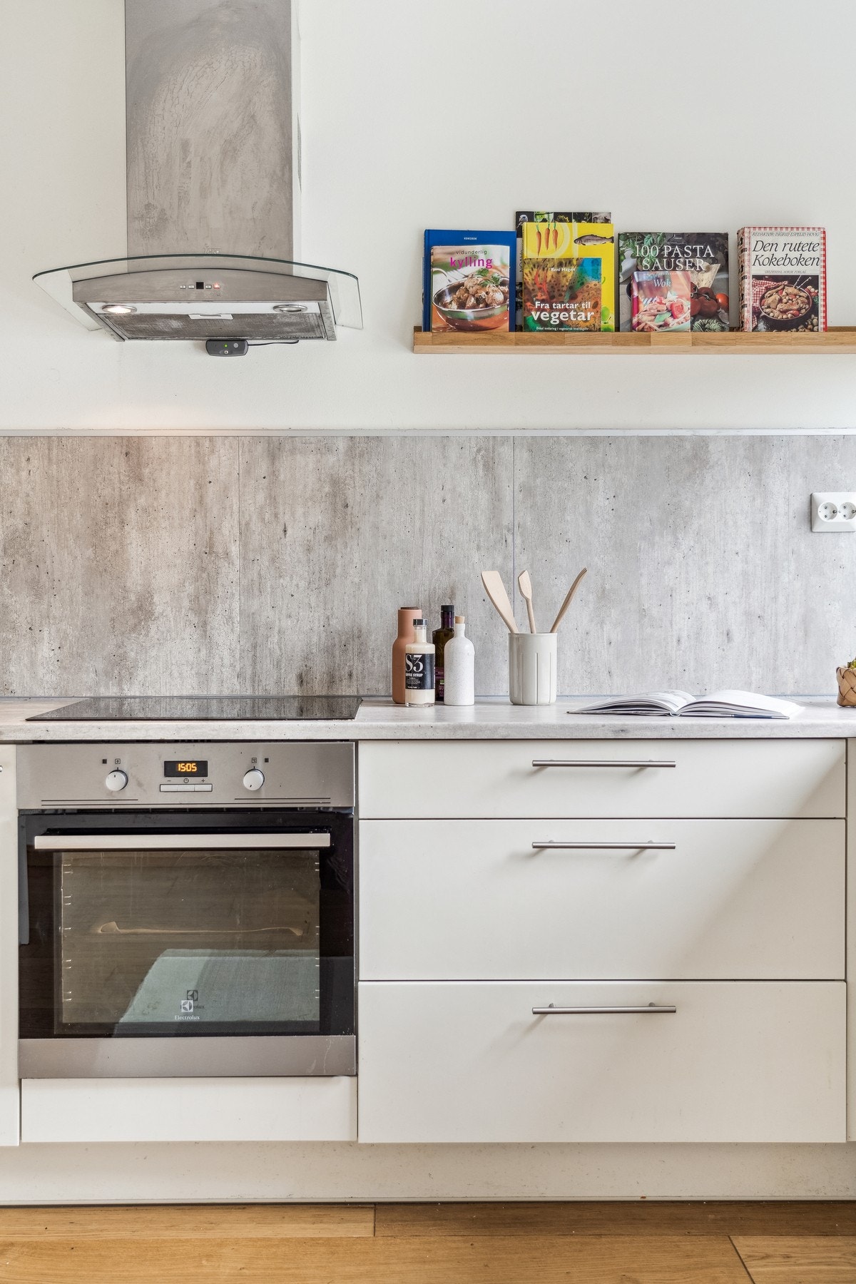 Kjøkkenet har mye oppbevaringsplass. Galleribilde