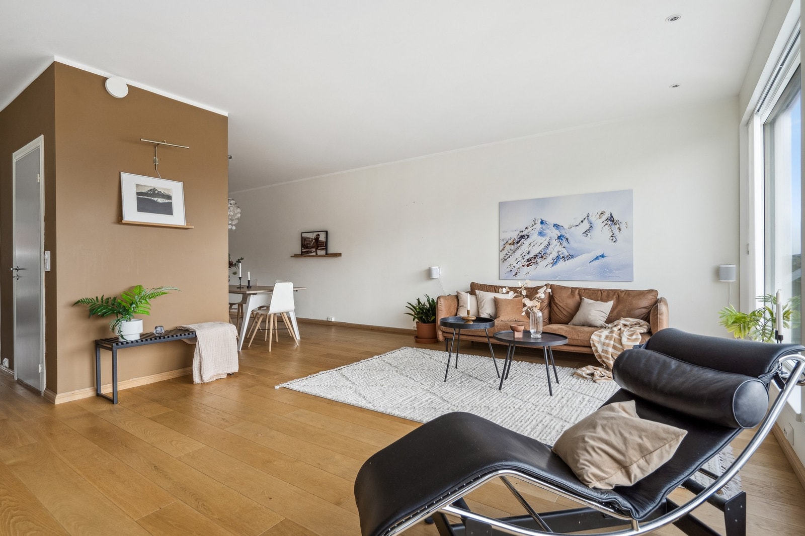 Lys og romslig stue med nydelig utsikt. Galleribilde