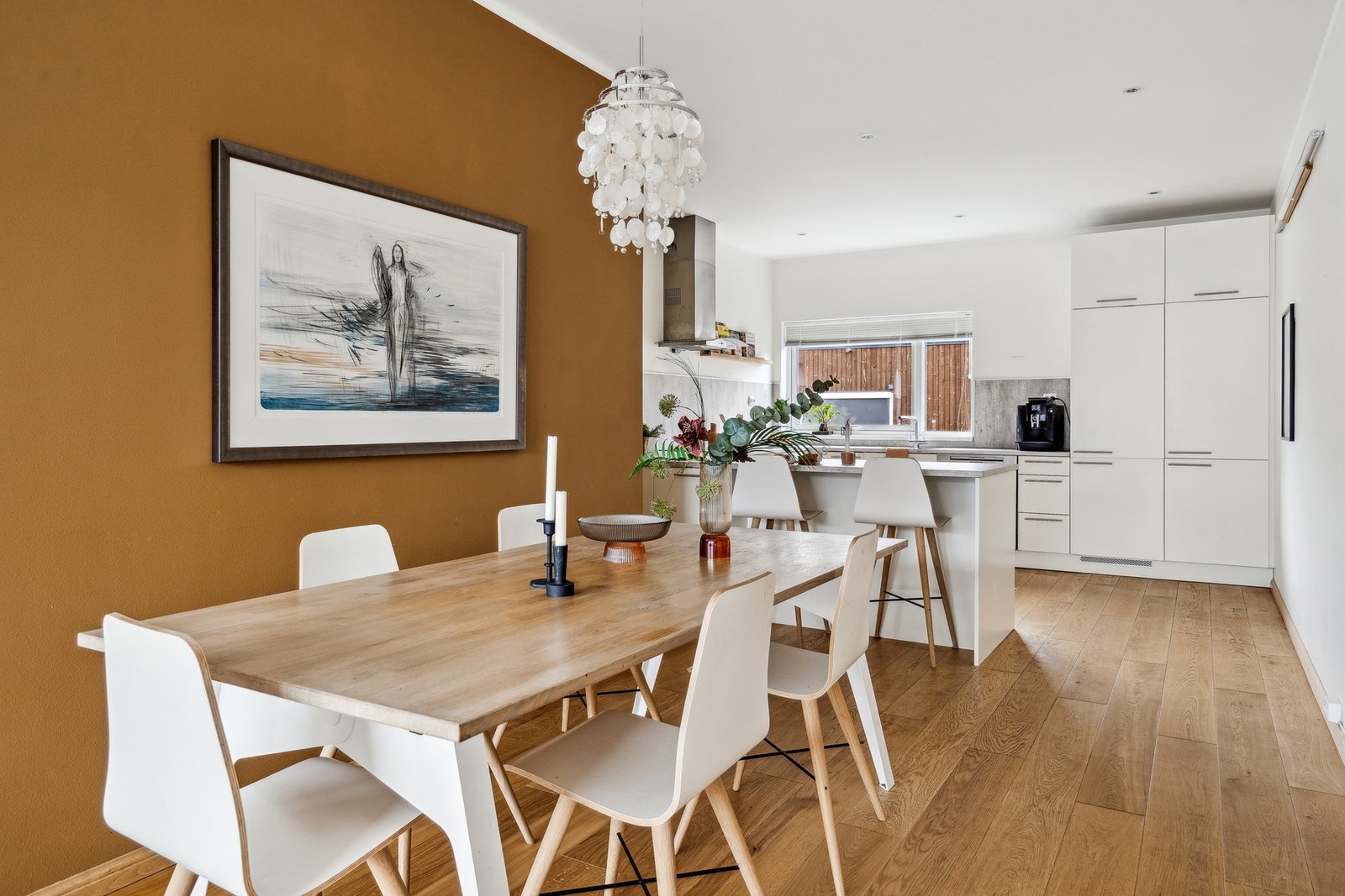 Stue og kjøkken har en åpen løsning, men er samtidig smart adskilt. Galleribilde