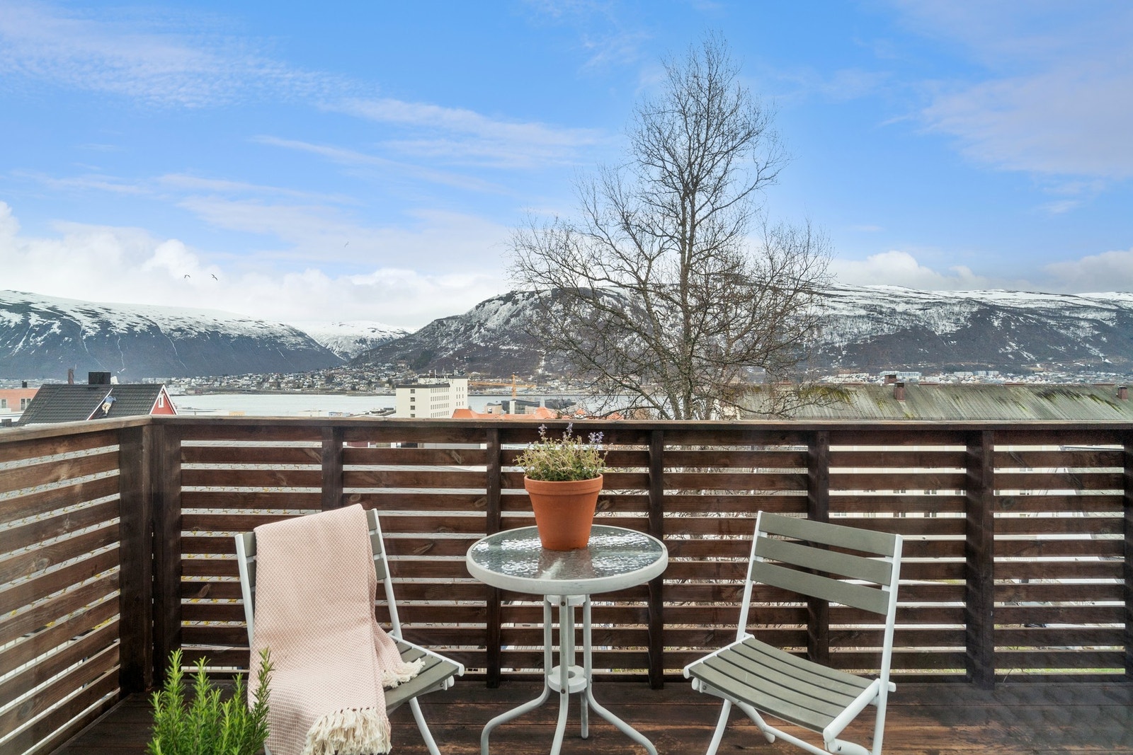 Utgang til balkong mot sørøst med sol til ca. kl. 15 på sommeren. Galleribilde