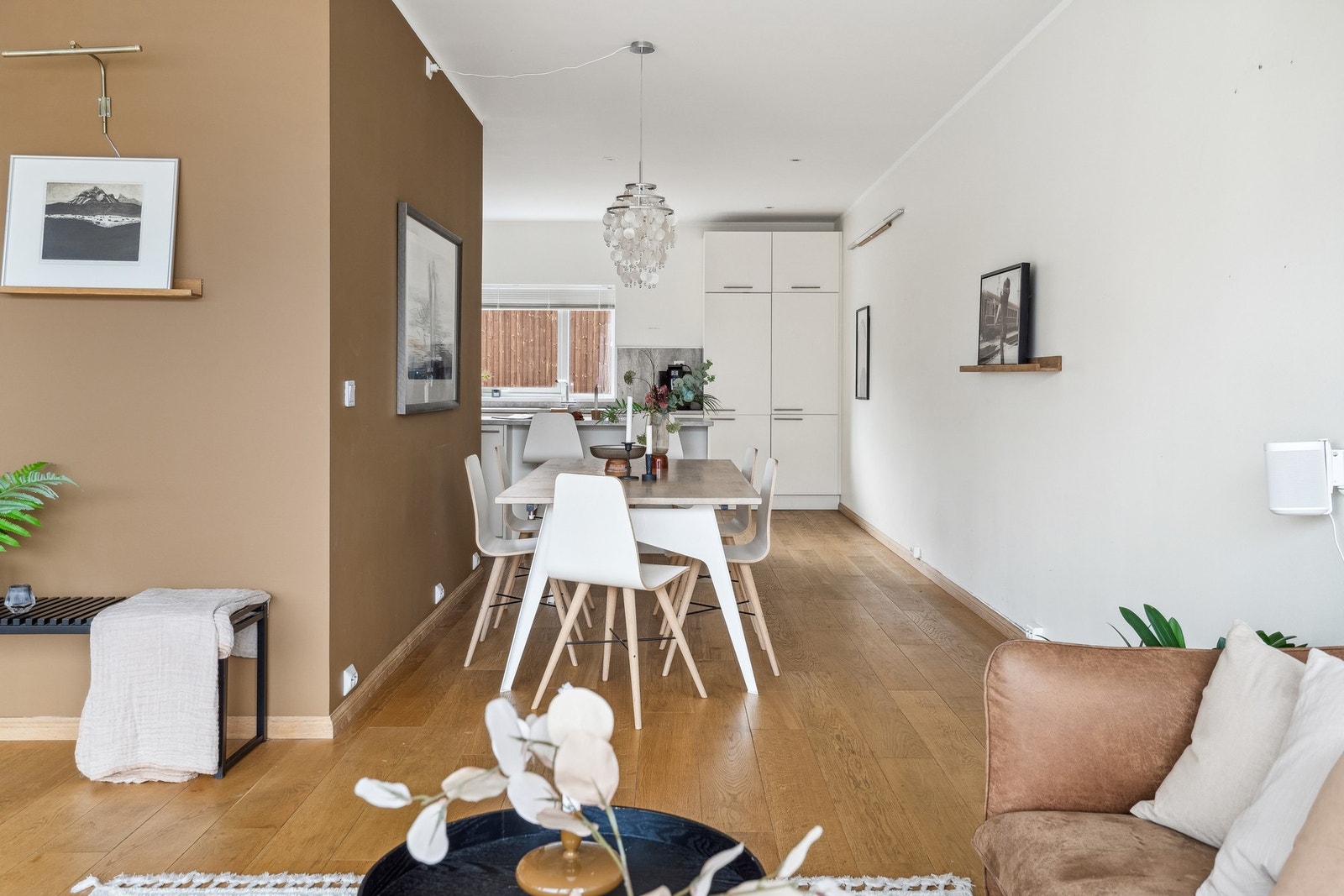 Andre etasje har en delvis åpen løsning mellom stue og kjøkken. Galleribilde