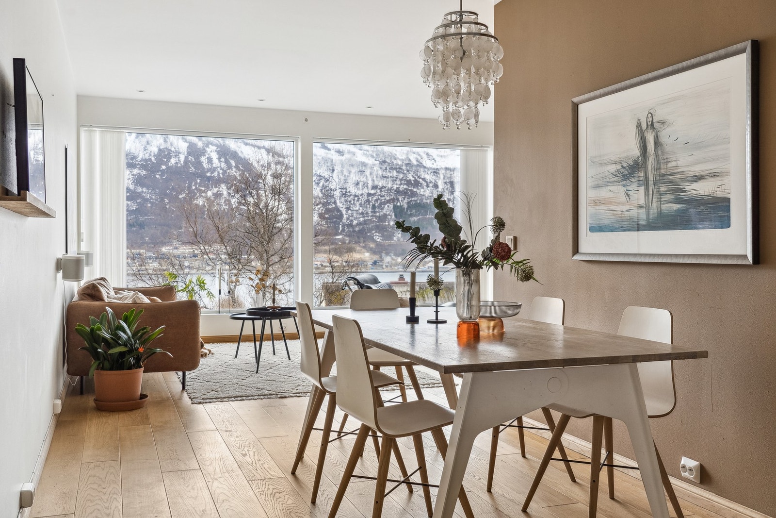 Boligen er en nydelig utsikt mot Tromsøysundet og fastlandet. Galleribilde