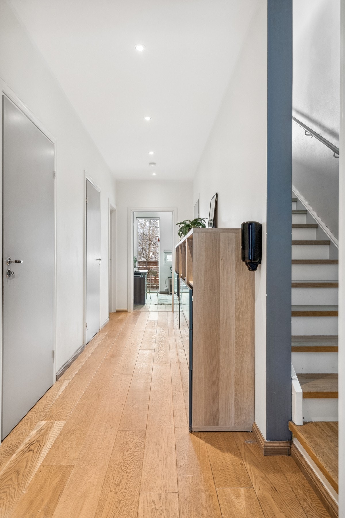 Gang med bod under trapp. Galleribilde