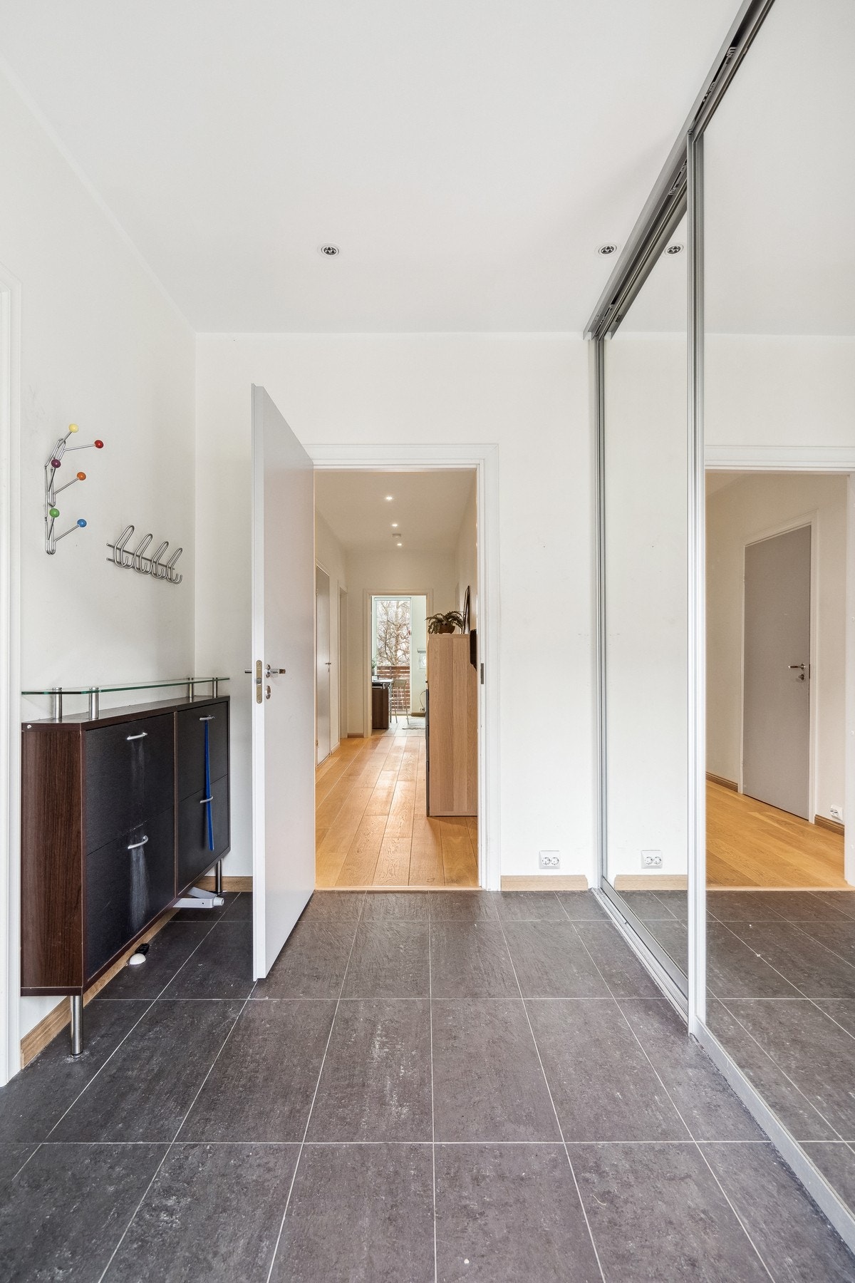 Romslig entré med stor skyvedørsgarderobe. Galleribilde