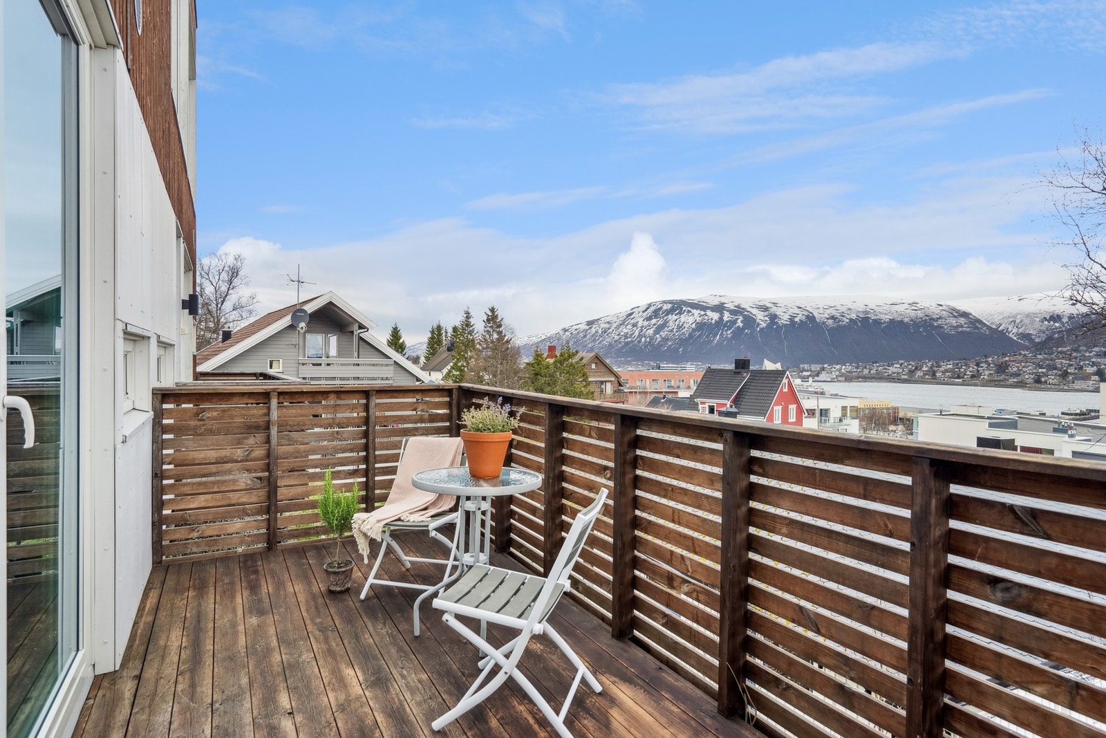 Utgang til balkong mot sørøst fra soverom. Galleribilde