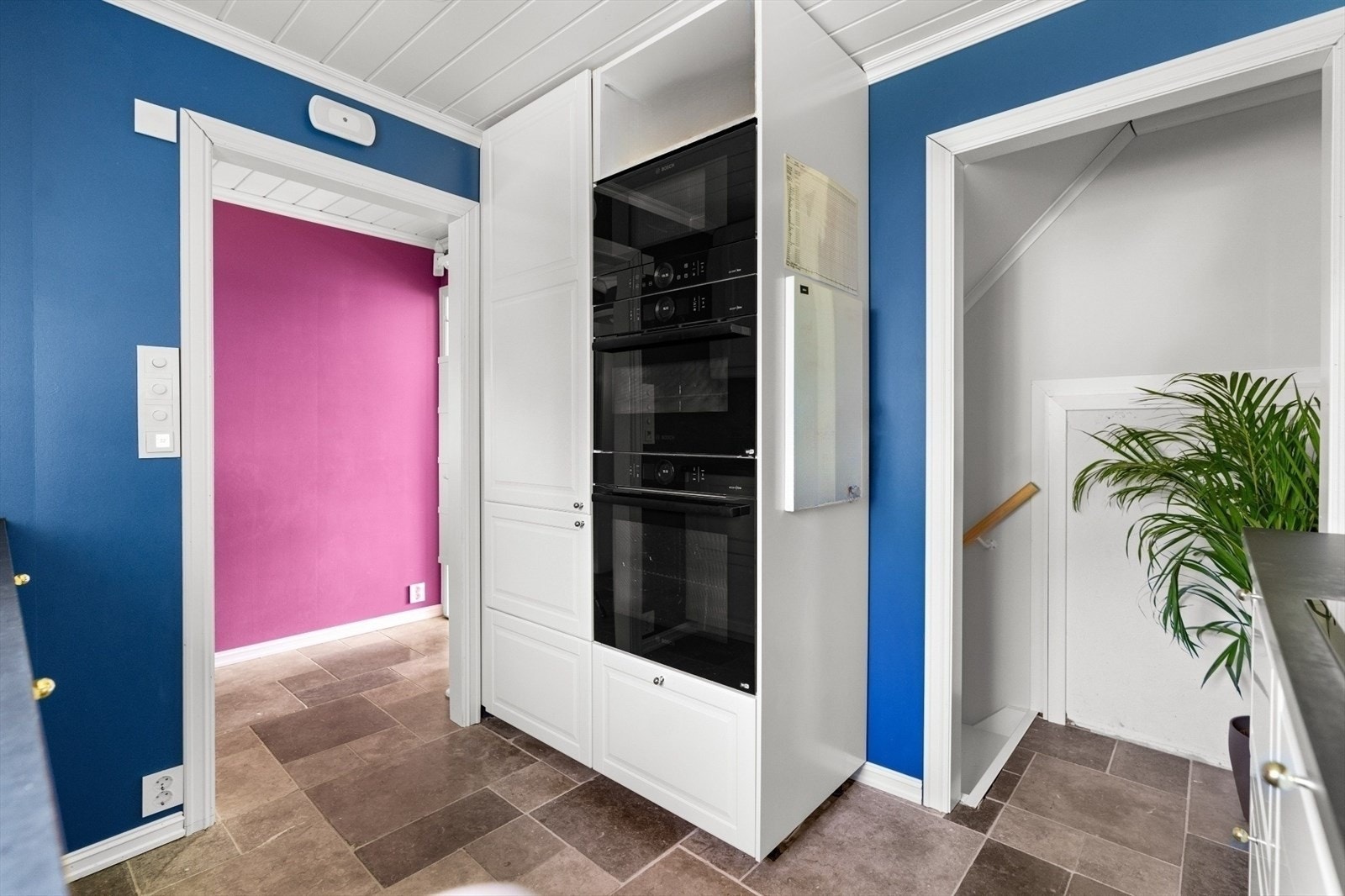 Videre er det satt inn integrert kjøle-/fryseskap, mikro, oppvaskmaskin, ovn og platetopp. Galleribilde