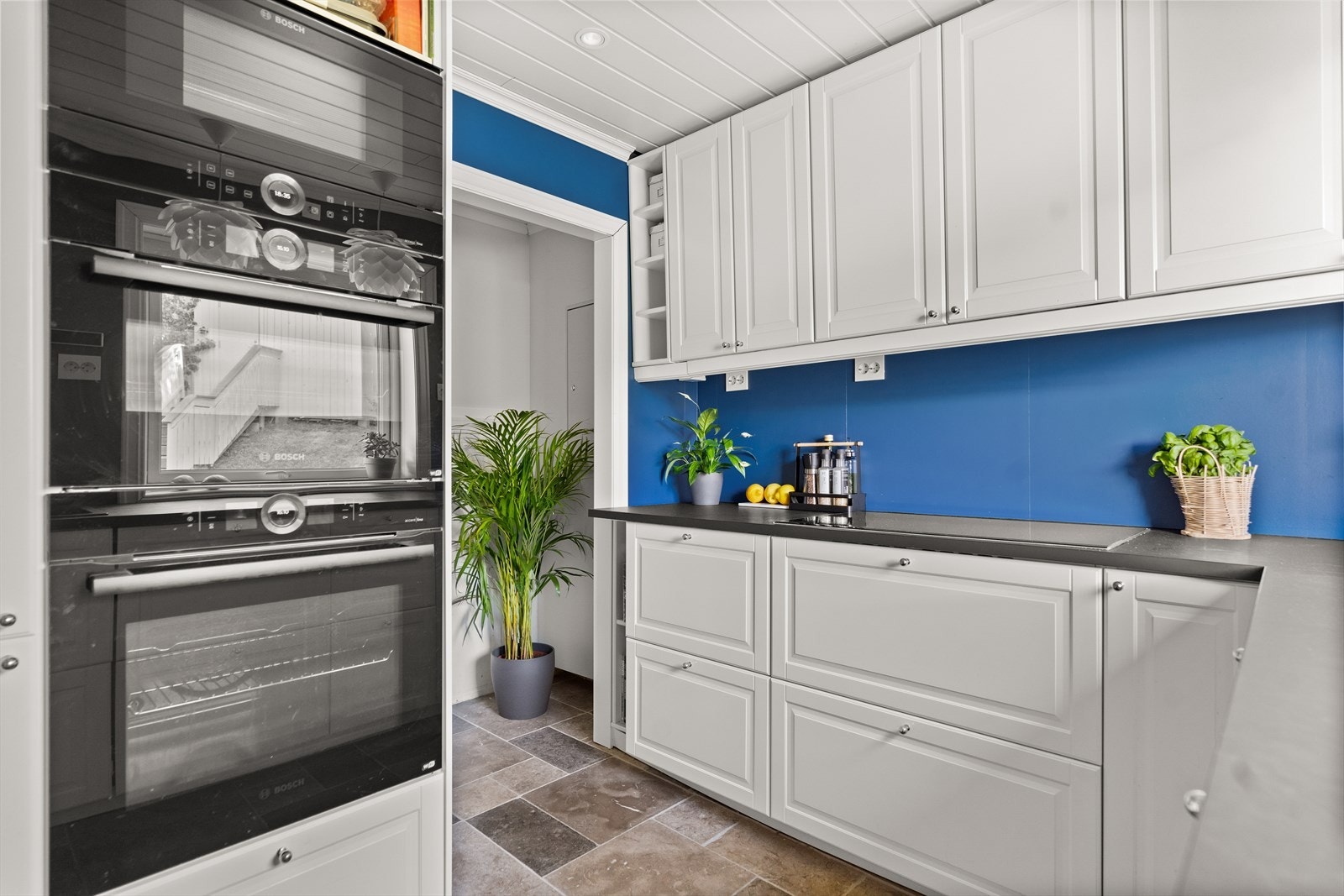 I gulvet er det britisk naturstein med varmekabler, og i himling er det downlights. Galleribilde