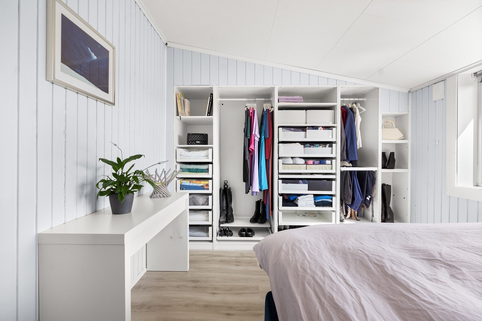 Videre har hovedsoverommet innebygget, åpen garderobe. Galleribilde