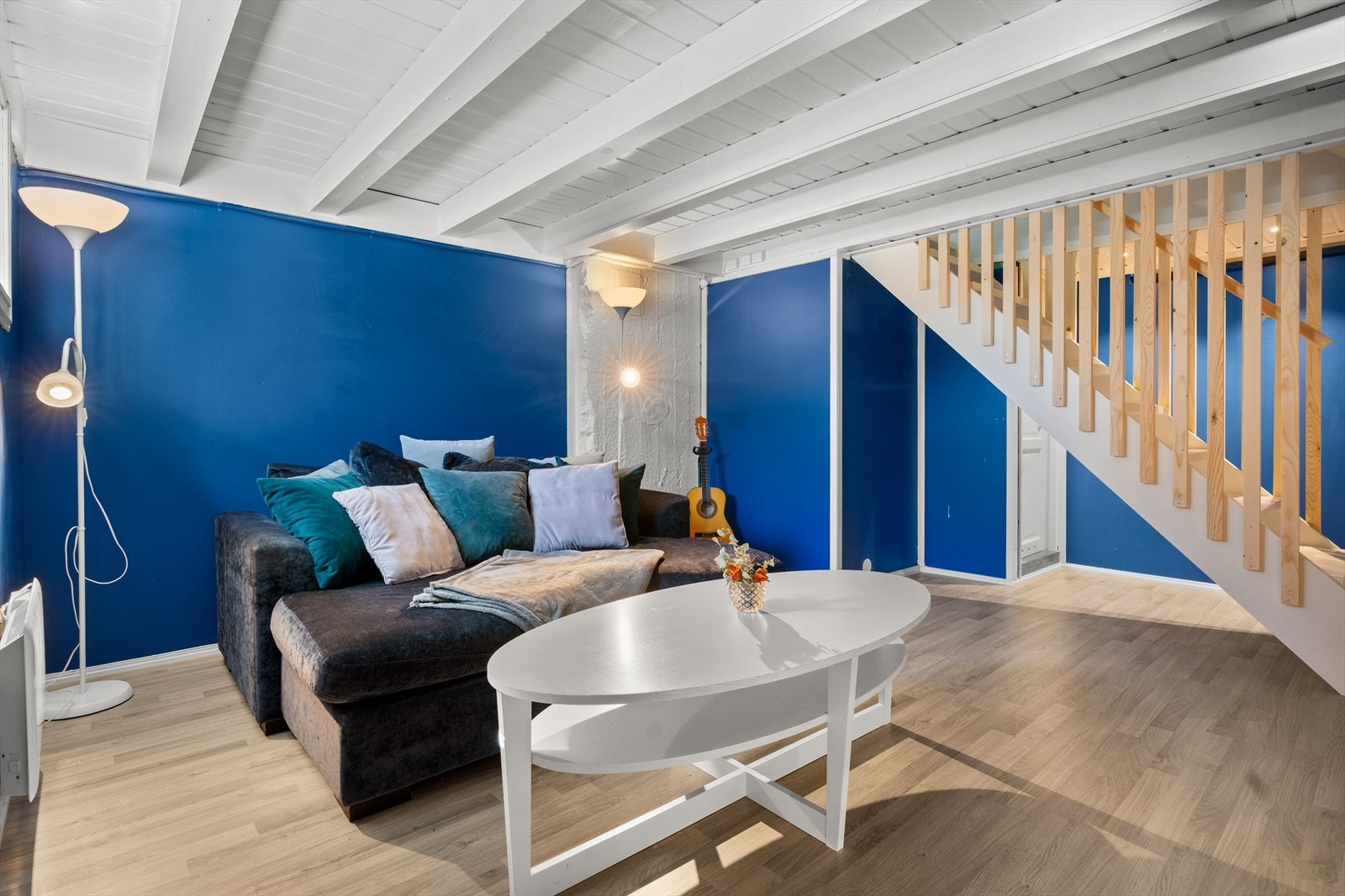 Rommet har god plass til en større sofa, tnvmøblement
og bord. Galleribilde