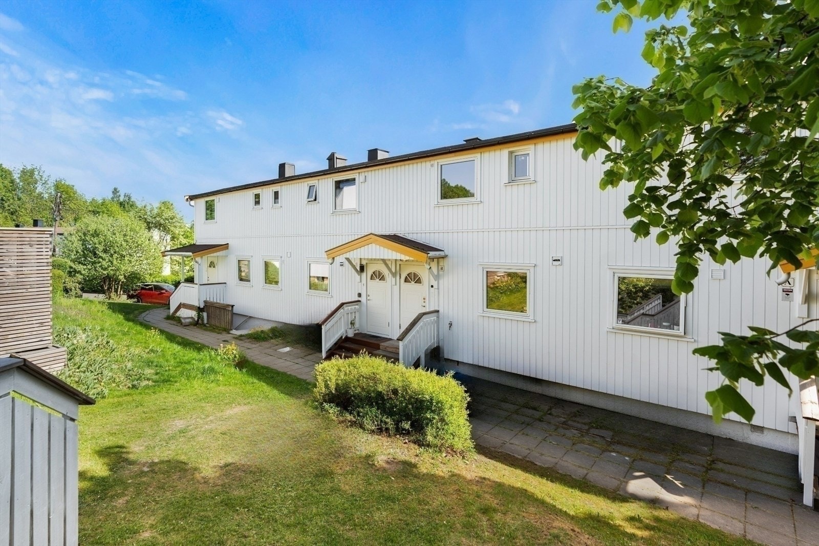 Et flott rekkehus over tre plan, to soverom, to bad og rikelig med lagringsplass. Mulighet for å kjøpe to garasjeplasser. Galleribilde