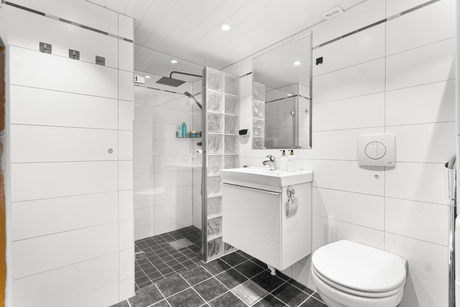 I himling er det downlights, og i gulvet er det varmekabler. Galleribilde