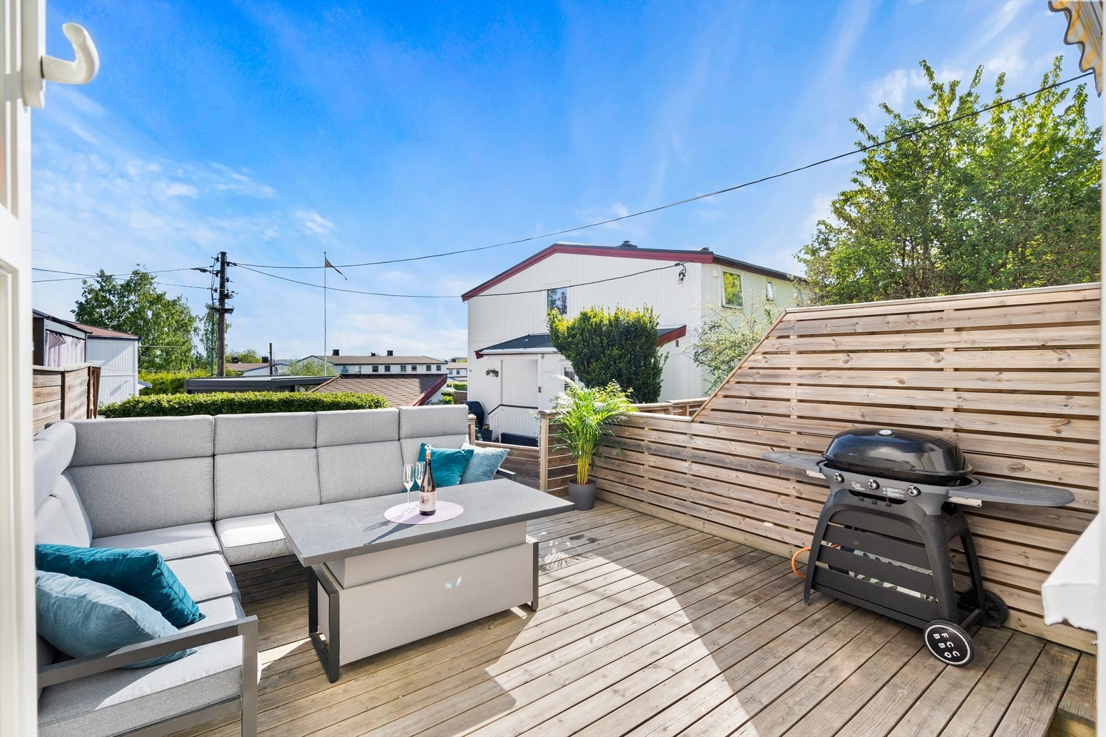 Fra stue er det adkomst til en flott terrasse som har videre adkomst til inngjerdet hage. Galleribilde