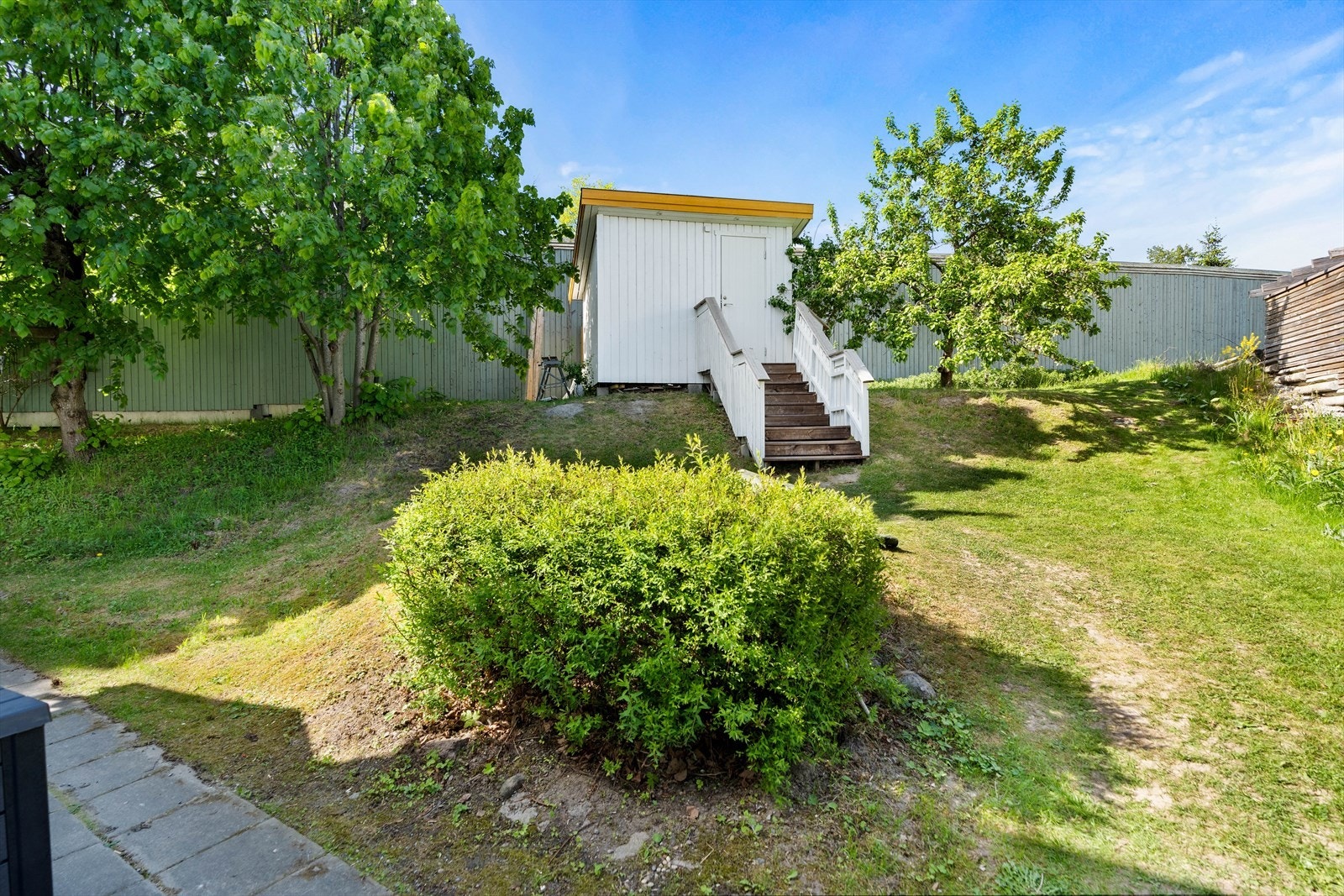 Boden er helisolert. Gulvet har varmefolie og er dekket til med parkett fra Pergo. I boden står det også kjøleskap som kan medfølge i handelen. Galleribilde