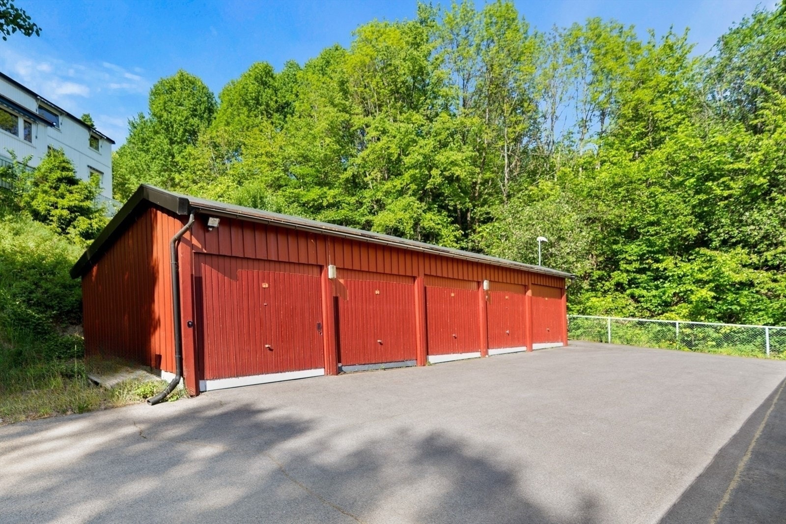 Nye eiere kan kjøpe to garasjeplasser av selgere. Ta kontakt med megler for mer informasjon. Galleribilde