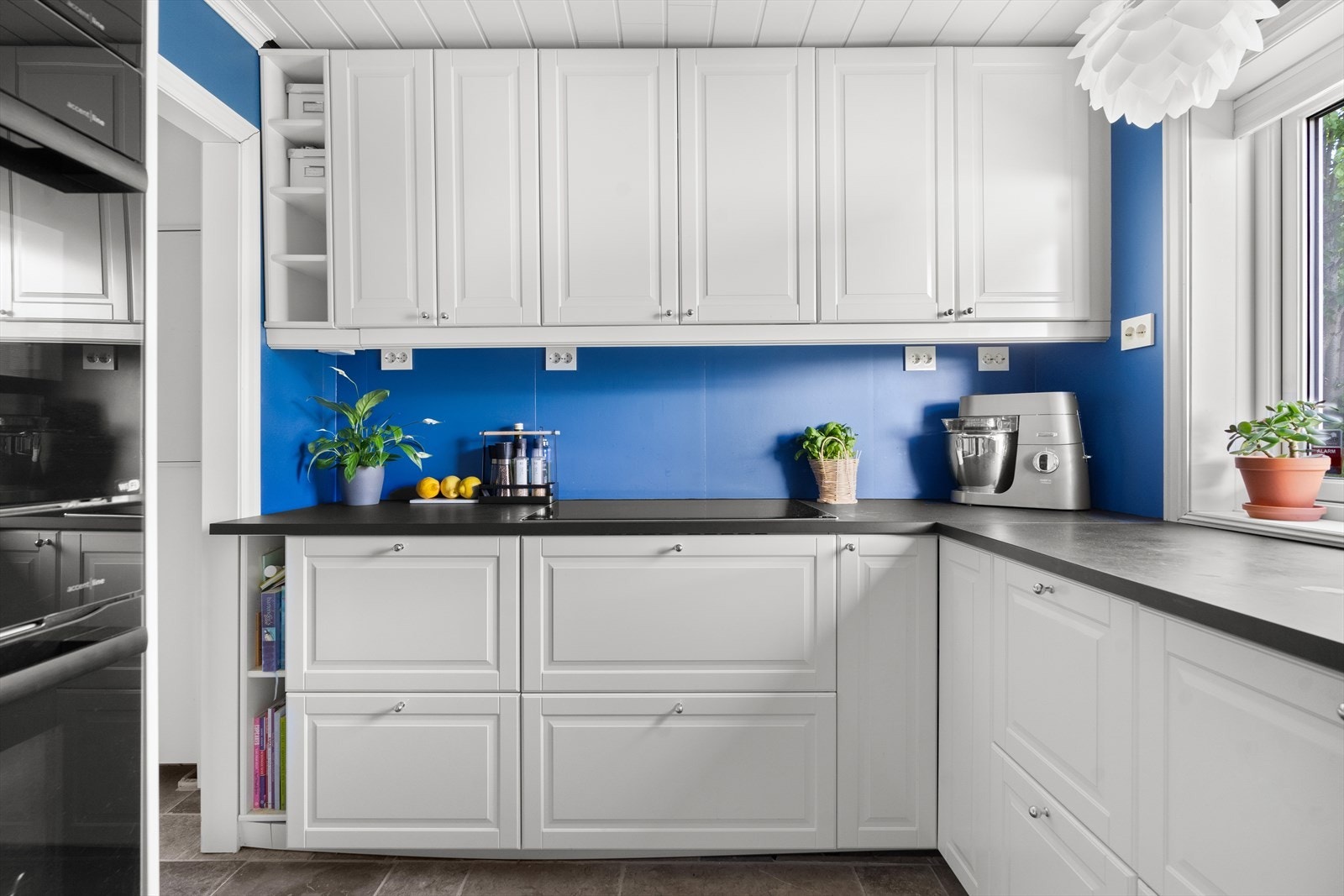 Boligen har et lyst og pent kjøkken, med mye benk- og skapplass samt hyller til bøker o.l. Galleribilde