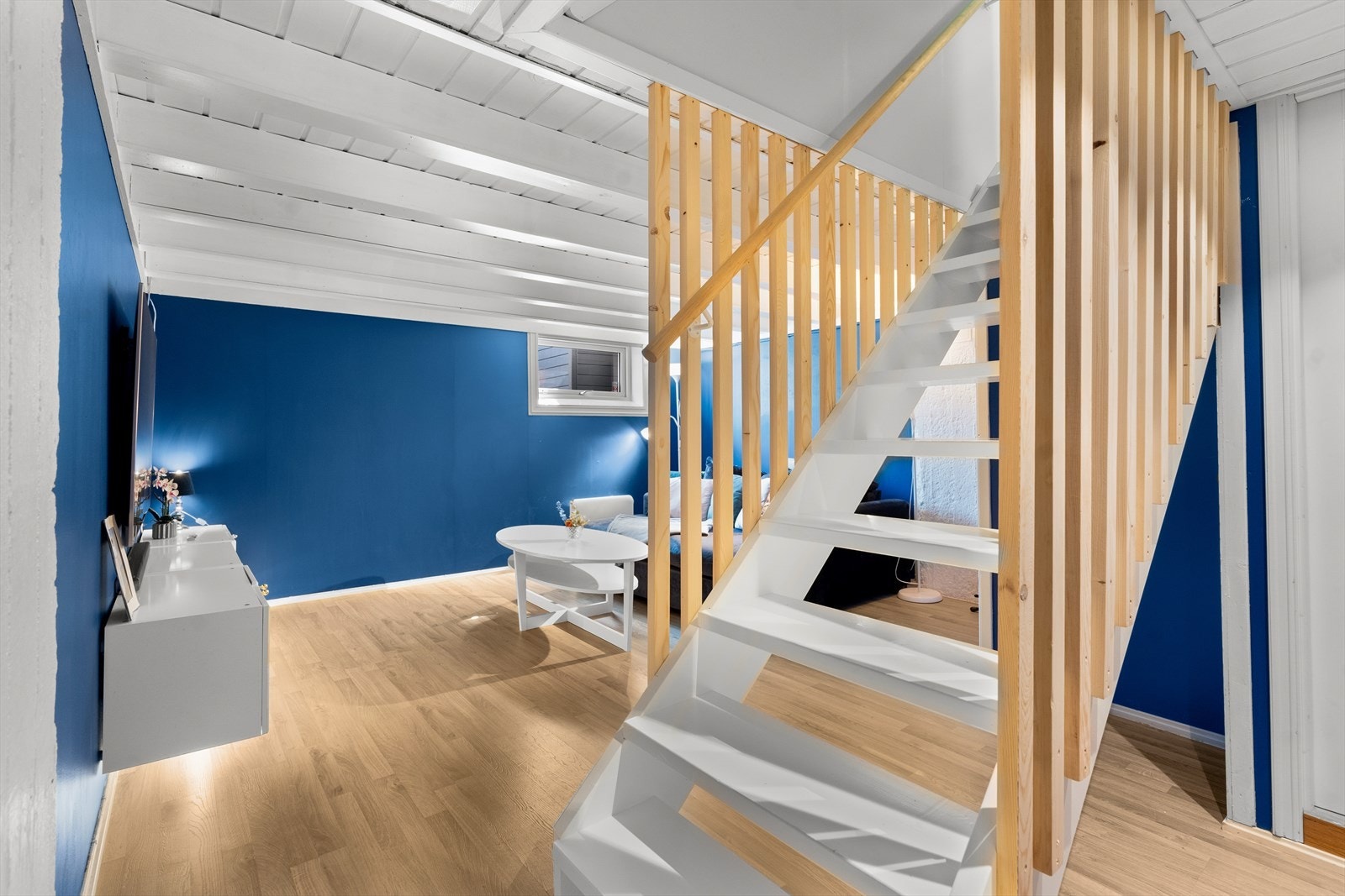 Fra kjøkken kommer du ned til innredet kjellerstue. Galleribilde