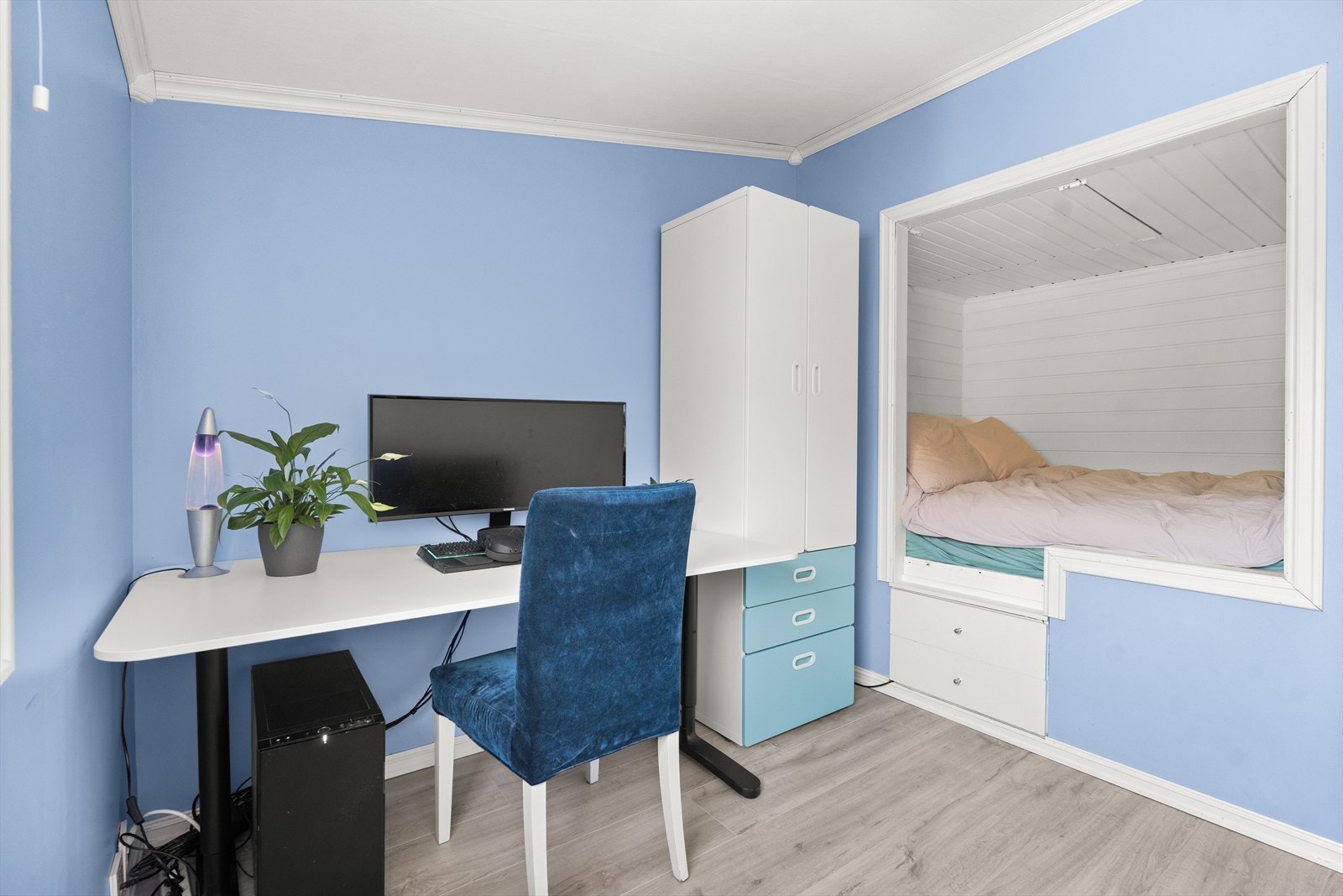 Rommet har en innebygget seng, perfekt for barn eller ungdommen i hus. Galleribilde