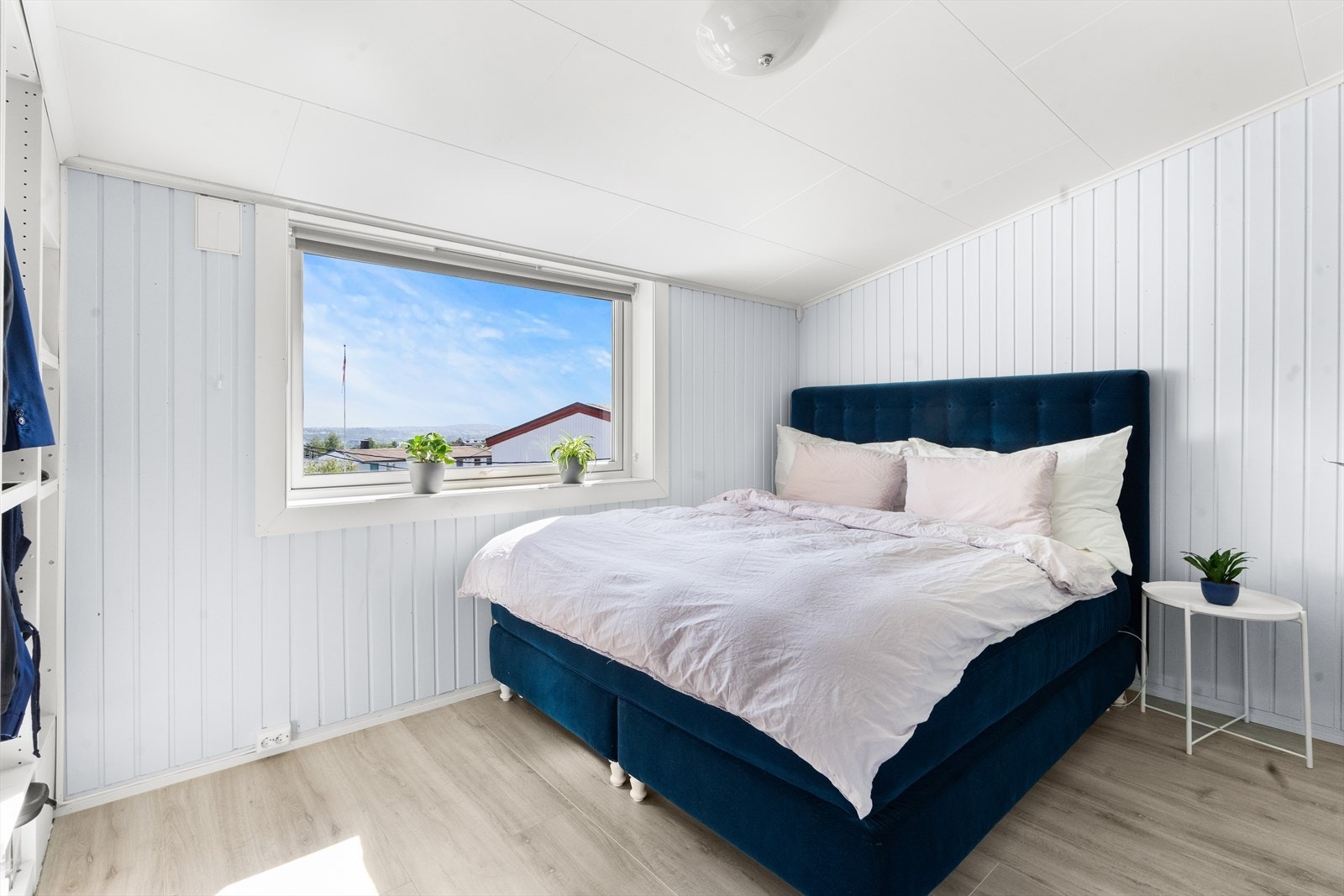 Hovedsoverommet er av god størrelse, og har plass til dobbeltseng, nattbord og kontor. Galleribilde