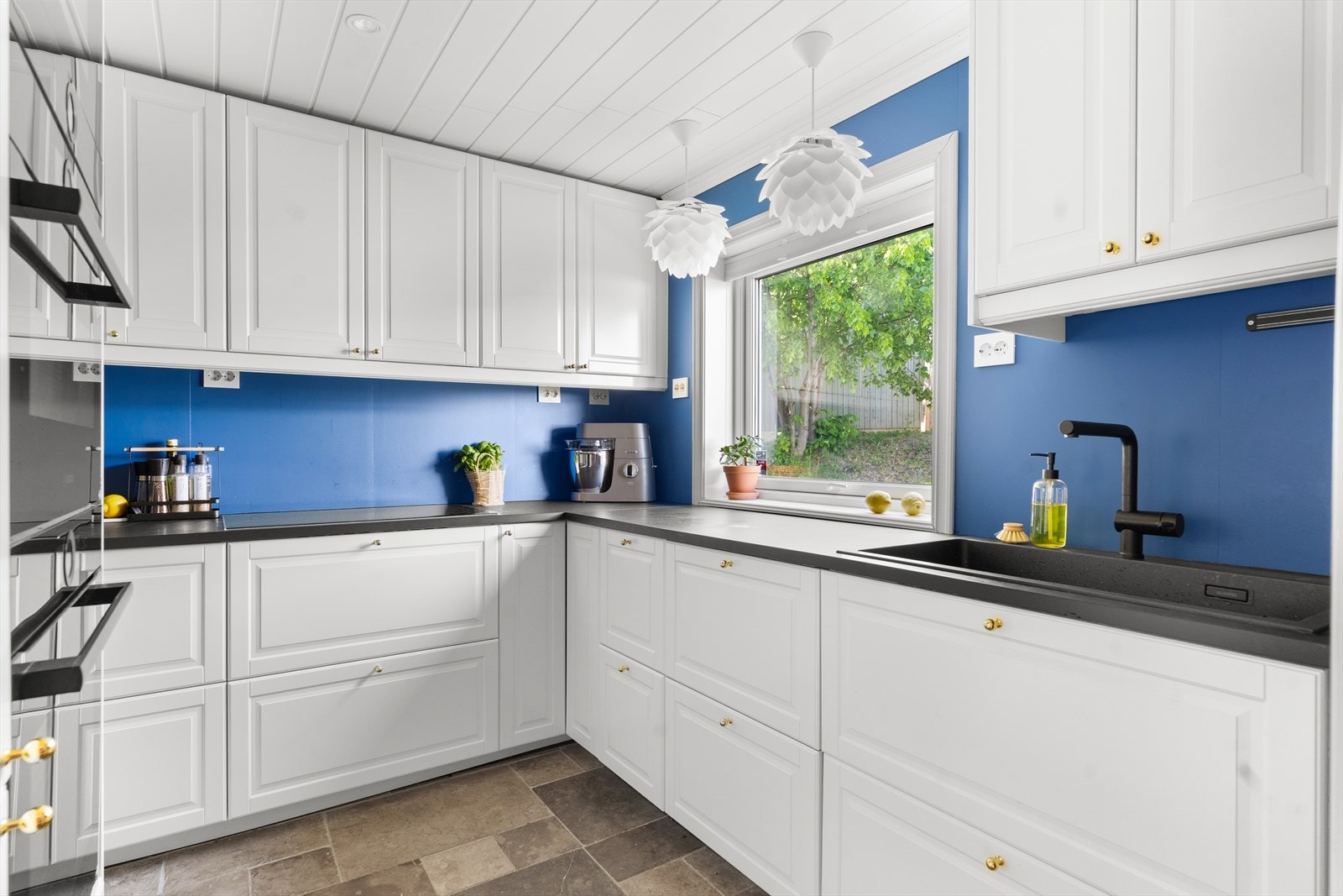 Fra entréen er det adkomst til kjøkkenet. Galleribilde